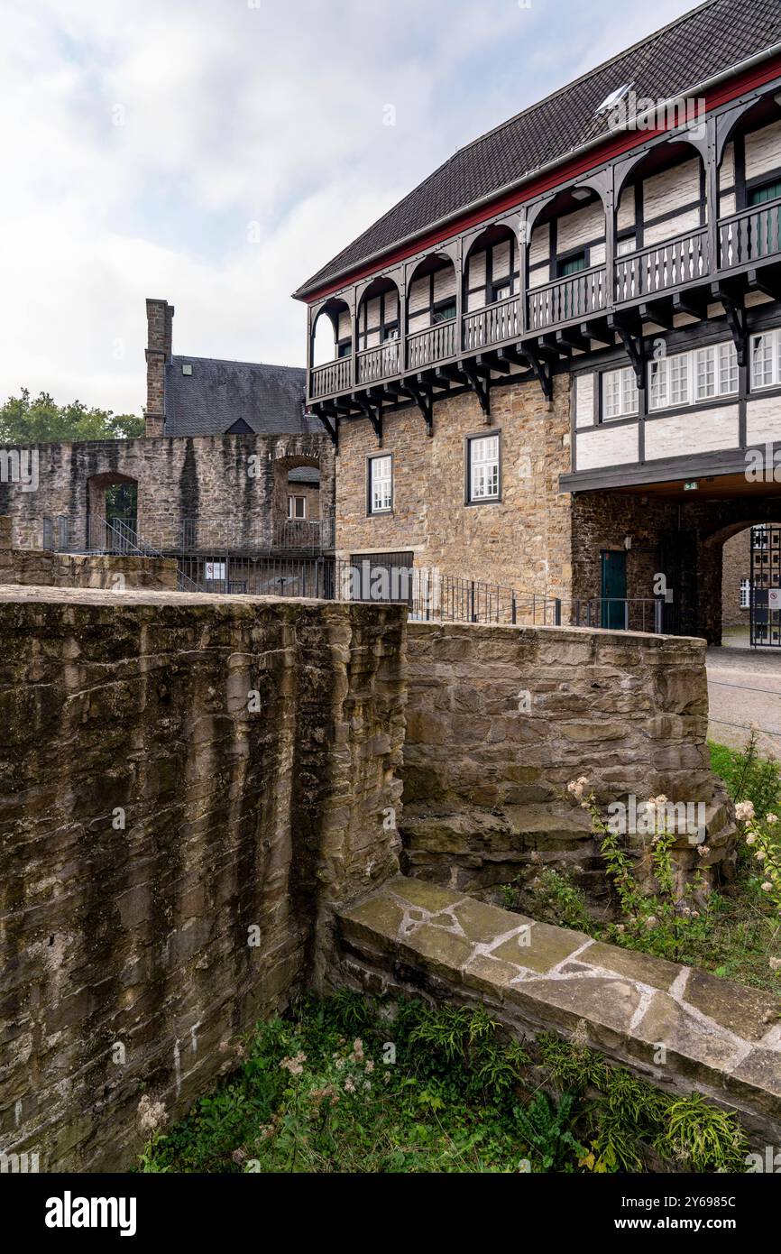 Schloss Broich am Westufer der Ruhr nahe der Innenstadt, die Befestigungsanlage ist in Teilen der frühmittelalterliche erhaltene älteste Wehrbau der späten Karolingerzeit nördlich der Alpen, heute Museum und Event Location, in Mülheim an der Ruhr, NRW, Deutschland Schloss Broich *** Château de Broich sur la rive ouest de la Ruhr près du centre-ville, la fortification est en partie la plus ancienne fortification médiévale préservée de la plus ancienne période ingienne, aujourd'hui, musée et aujourd'hui au nord des Alpes carolingiennes Mülheim an der Ruhr, NRW, Allemagne Château de Broich Banque D'Images