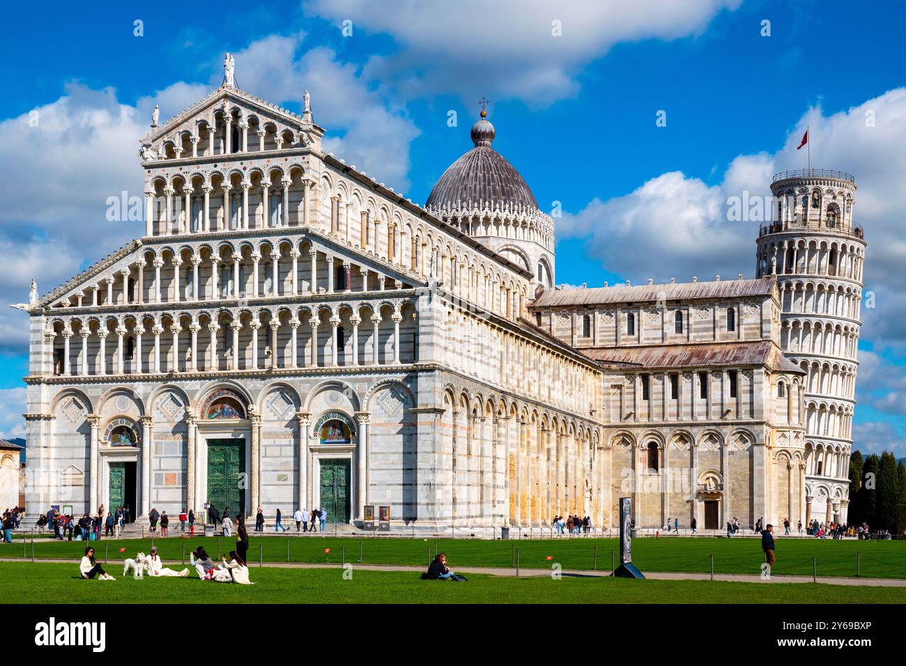 La cathédrale de Santa Maria Assunta et l'emblématique Tour penchée sur la Piazza dei Miracoli, Pise, Italie Banque D'Images