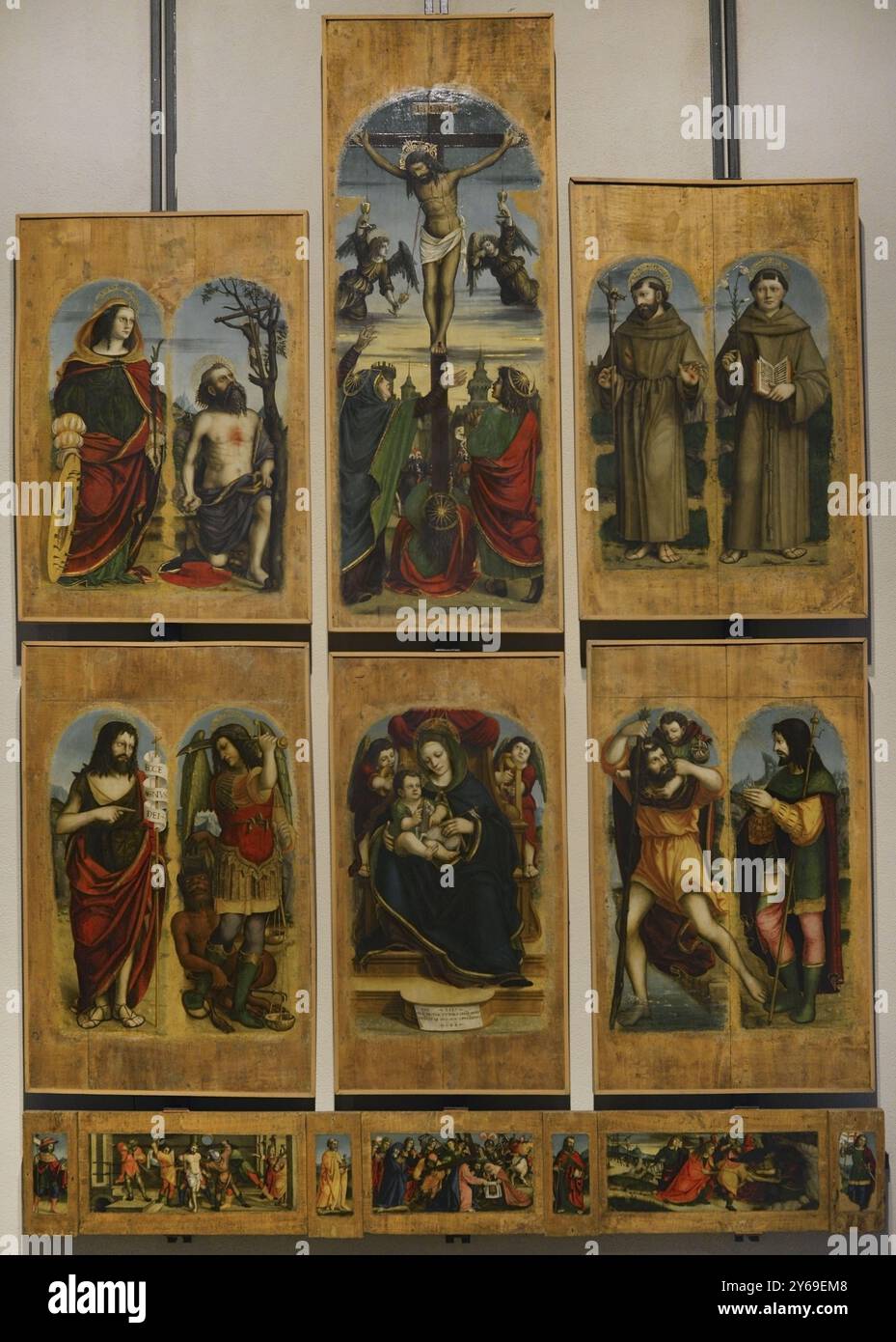 Francesco de Tatti (1470-1532) Peintre italien, actif à Varèse entre 1512 et 1527. Polyptyque de Bosto, 1517. De gauche à droite ; registre supérieur : saints Catherine d'Alexandrie et Jérôme, Crucifixion, saints François d'assise et Antoine de Padoue ; registre inférieur : saints Jean-Baptiste et Archange Michel, Vierge et enfant, saints Christophe et Roque. Predella : Saint Himère, la flagellation, Saint Pierre, route du Calvaire, Saint Paul, la déposition et Saint Antonin. Huile sur panneau. Pinacoteca Castello Sforzesco, Milan, Italie. Auteur : Francesco de Tatti (1470-1532). Peintre italien. Banque D'Images