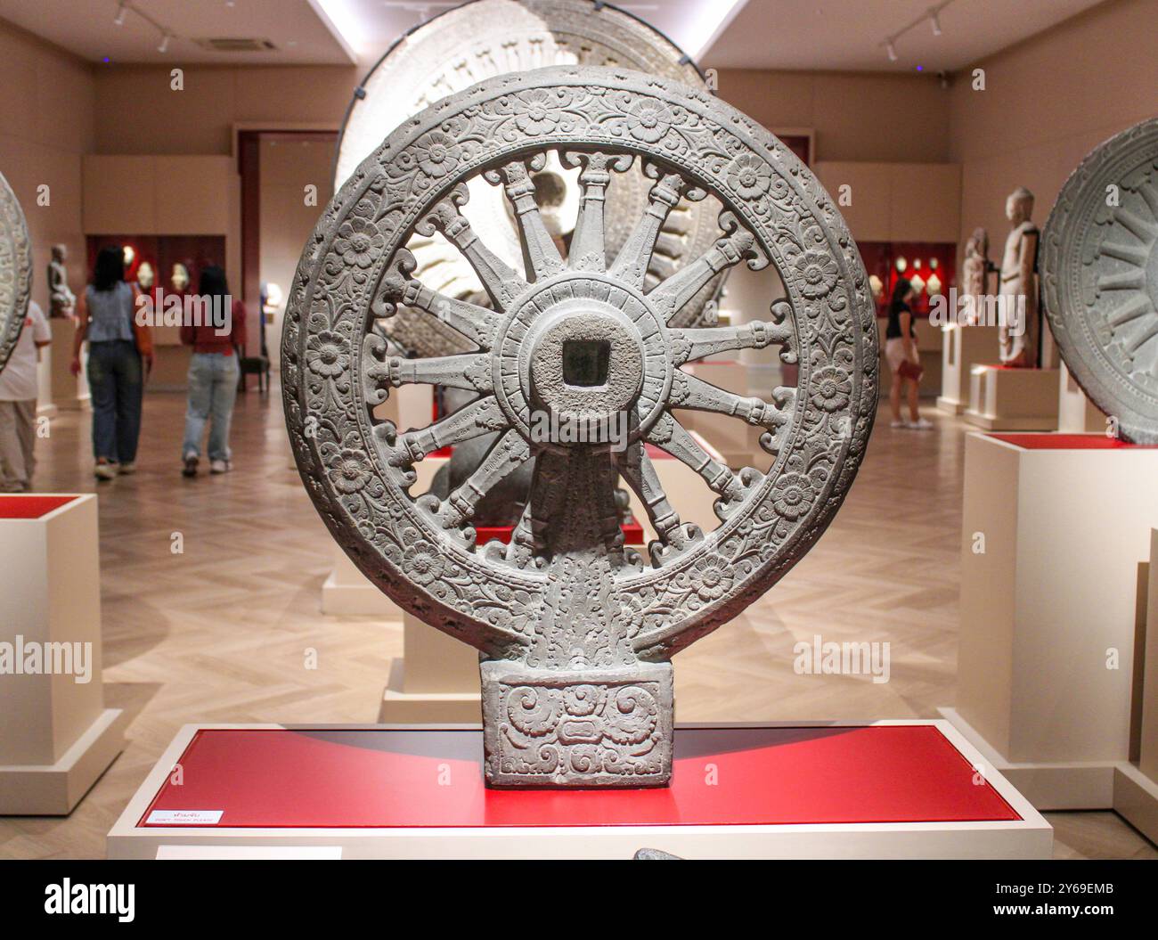 Bangkok, Thaïlande, Asie du Sud-est, Asie. Musée national de Bangkok. Roue de la loi inscrite (Dhammachakra), CA 7ème - 8ème siècle AD. Trouvé au temple Saneha, Nakhon Pathom, province. Banque D'Images Bangkok, Thaïlande, Asie du Sud-est, Asie. Musée national de Bangkok. Roue de la loi inscrite (Dhammachakra), CA 7ème - 8ème siècle AD. Trouvé au temple Saneha, Nakhon Pathom, province. Banque D'Images