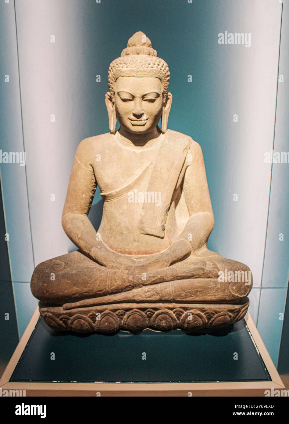 Bangkok, Thaïlande, Asie du Sud-est, Asie. Musée national de Bangkok. Sculpture de Bouddha dans la pose de méditation. Lopburi Art (art khmer en Thaïlande), inspiré par le style Bayon, 13ème - 14ème siècle après JC. Trouvé à Wat Phra si Rattana, province de Lopburi. Banque D'Images Bangkok, Thaïlande, Asie du Sud-est, Asie. Musée national de Bangkok. Sculpture de Bouddha dans la pose de méditation. Lopburi Art (art khmer en Thaïlande), inspiré par le style Bayon, 13ème - 14ème siècle après JC. Trouvé à Wat Phra si Rattana, province de Lopburi. Banque D'Images