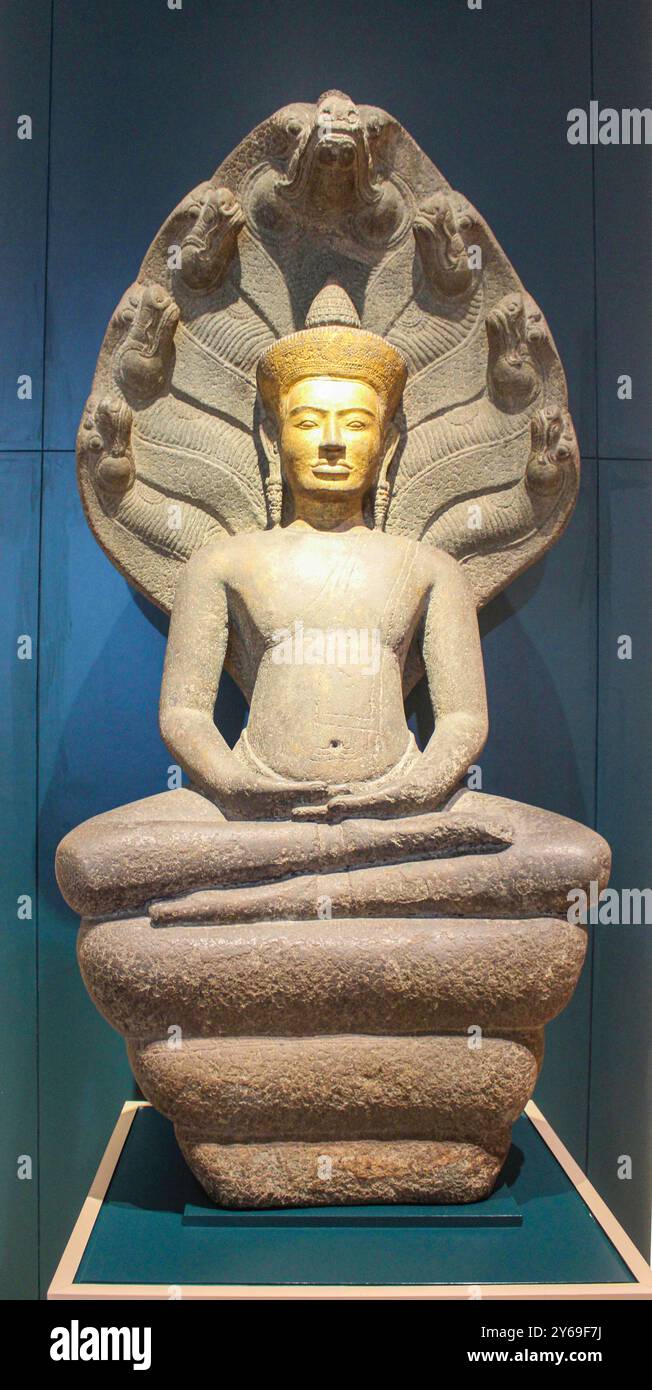 Bangkok, Thaïlande, Asie du Sud-est, Asie. Musée national de Bangkok. Sculpture de Bouddha couronné abrité par les Naga méditant sur le corps des Naga. Lopburi Art (art khmer en Thaïlande), Angkor Wat style, 12ème siècle après JC. Trouvé à Wat Na Phra Meru, Province d'Ayutthaya. Banque D'Images Bangkok, Thaïlande, Asie du Sud-est, Asie. Musée national de Bangkok. Sculpture de Bouddha couronné abrité par les Naga méditant sur le corps des Naga. Lopburi Art (art khmer en Thaïlande), Angkor Wat style, 12ème siècle après JC. Trouvé à Wat Na Phra Meru, Province d'Ayutthaya. Banque D'Images