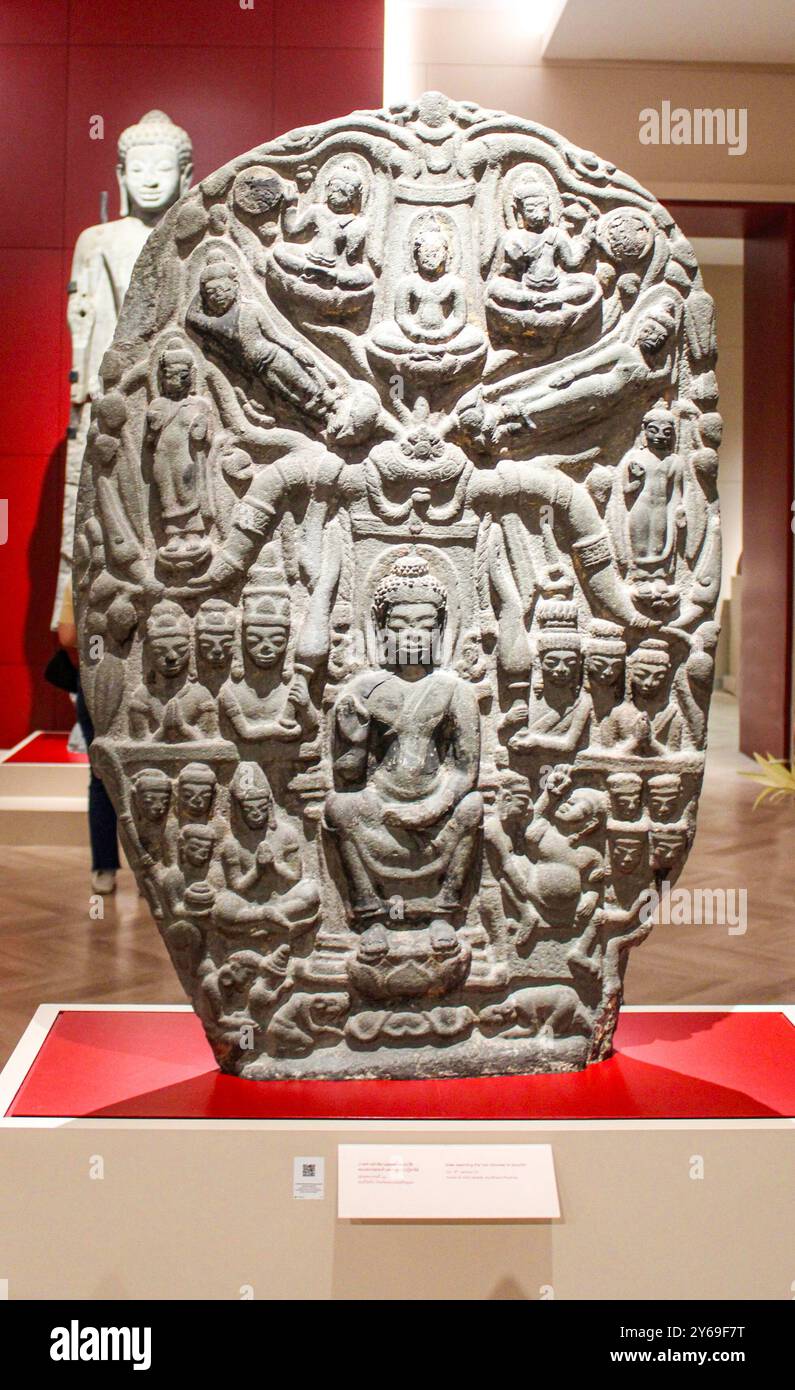 Bangkok, Thaïlande, Asie du Sud-est, Asie. Musée national de Bangkok. Stèle représentant les miracles jumeaux à Savatthi, CA 8ème siècle après JC. Trouvé au temple Chin, province d'Ayutthaya. Banque D'Images Bangkok, Thaïlande, Asie du Sud-est, Asie. Musée national de Bangkok. Stèle représentant les miracles jumeaux à Savatthi, CA 8ème siècle après JC. Trouvé au temple Chin, province d'Ayutthaya. Banque D'Images