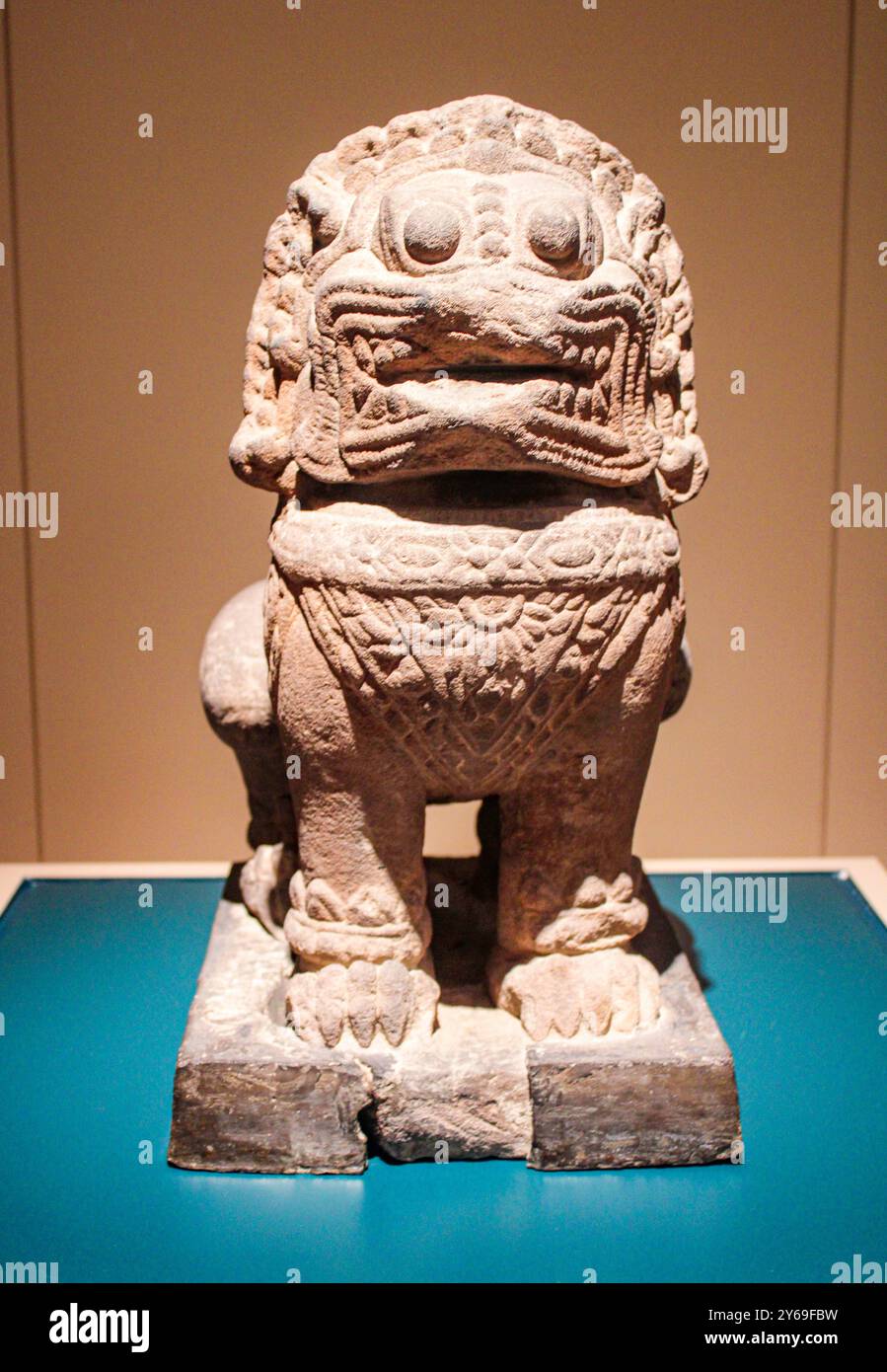 Bangkok, Thaïlande, Asie du Sud-est, Asie. Musée national de Bangkok. Sculpture de Singha. Lopburi Art (art khmer en Thaïlande), 13ème - 14ème siècle après JC. Trouvé à Wat Phra Meru, Province d'Ayutthaya. Singha ou lion est un animal qui incarne la force et la férocité. Des statues de Singha sont souvent placées de l'entrée des sites religieux comme Dvarapaolo pour protéger la zone. Banque D'Images Bangkok, Thaïlande, Asie du Sud-est, Asie. Musée national de Bangkok. Sculpture de Singha. Lopburi Art (art khmer en Thaïlande), 13ème - 14ème siècle après JC. Trouvé à Wat Phra Meru, Province d'Ayutthaya. Singha ou lion est un animal qui incarne la force et la férocité. Des statues de Singha sont souvent placées de l'entrée des sites religieux comme Dvarapaolo pour protéger la zone. Banque D'Images