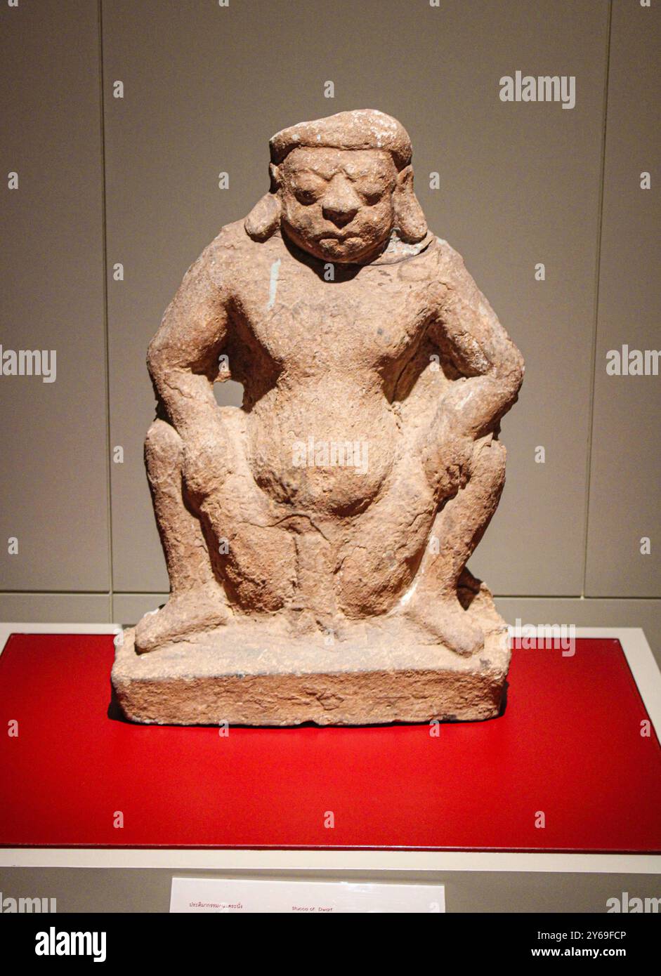 Bangkok, Thaïlande, Asie du Sud-est, Asie. Musée national de Bangkok. Stuc de Dwarf, CA 8ème - 10ème siècle AD. Trouvé à Khok mai Den Ancient City, Nakhonsawan Province. Banque D'Images Bangkok, Thaïlande, Asie du Sud-est, Asie. Musée national de Bangkok. Stuc de Dwarf, CA 8ème - 10ème siècle AD. Trouvé à Khok mai Den Ancient City, Nakhonsawan Province. Banque D'Images