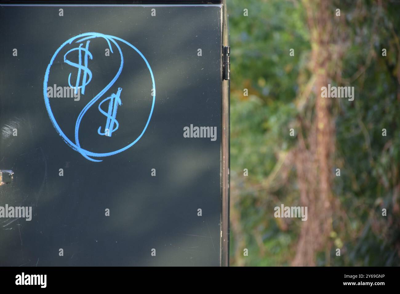 Dollar Sign spray peint sur la surface métallique Banque D'Images