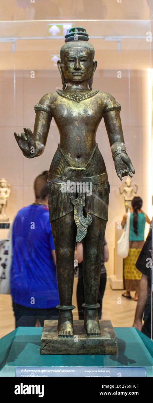 Bangkok, Thaïlande, Asie du Sud-est, Asie. Musée national de Bangkok. Image d'un roi déifié. Lopburi Art (art khmer en Thaïlande), 11ème siècle après JC. Bronze incrusté d'argent, or doré. Livré en Thaïlande par le Metropolitan Museum of Art of United States en mai 2024. Banque D'Images Bangkok, Thaïlande, Asie du Sud-est, Asie. Musée national de Bangkok. Image d'un roi déifié. Lopburi Art (art khmer en Thaïlande), 11ème siècle après JC. Bronze incrusté d'argent, or doré. Livré en Thaïlande par le Metropolitan Museum of Art of United States en mai 2024. Banque D'Images
