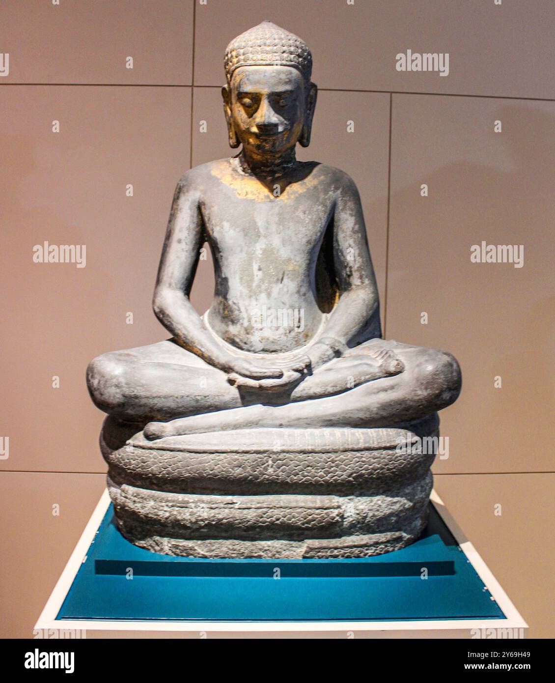 Bangkok, Thaïlande, Asie du Sud-est, Asie. Musée national de Bangkok. Sculpture de Bouddha abritée par les Naga en pose méditatione. Lopburi Art (art khmer en Thaïlande), style Bayon, 13ème siècle après JC. Trouvé dans le district de Phimal, province de Ratchasima. Banque D'Images Bangkok, Thaïlande, Asie du Sud-est, Asie. Musée national de Bangkok. Sculpture de Bouddha abritée par les Naga en pose méditatione. Lopburi Art (art khmer en Thaïlande), style Bayon, 13ème siècle après JC. Trouvé dans le district de Phimal, province de Ratchasima. Banque D'Images