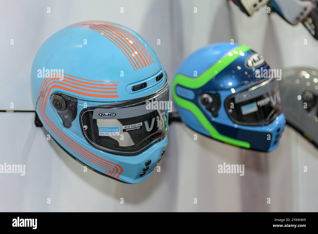 ISTANBUL, TURQUIE - 23 MARS 2024 : exposition de casque HJC à l'exposition de performance et de style de vie sur Motobike Istanbul Fair. Fondée en Corée du Sud en 1971, HJC Banque D'Images ISTANBUL, TURQUIE - 23 MARS 2024 : exposition de casque HJC à l'exposition de performance et de style de vie sur Motobike Istanbul Fair. Fondée en Corée du Sud en 1971, HJC Banque D'Images
