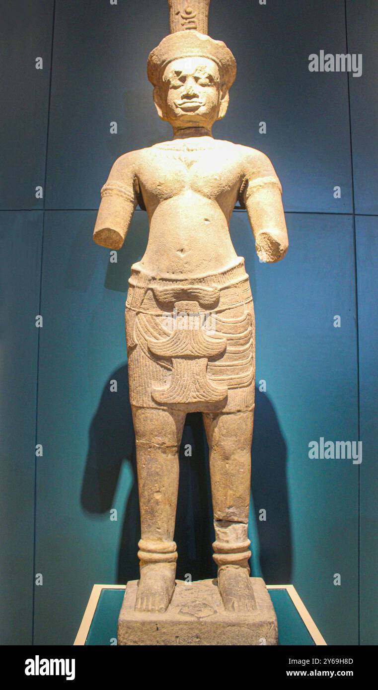 Bangkok, Thaïlande, Asie du Sud-est, Asie. Musée national de Bangkok. Sculpture de Shiva. Lopburi Art (art khmer en Thaïlande), Angkor Wat style, 12ème siècle après JC. Trouvé à Prasat Nong Ku, district d'Aranyaprathet, province de sa Kaeo. Statue de Shiva avec un chignon cylindrique décoré d'un croissant de lune et du symbole Unalome. L'une des principales divinités dans Trimurti de l'hindouisme, Shiva est le Dieu de la destruction. Banque D'Images Bangkok, Thaïlande, Asie du Sud-est, Asie. Musée national de Bangkok. Sculpture de Shiva. Lopburi Art (art khmer en Thaïlande), Angkor Wat style, 12ème siècle après JC. Trouvé à Prasat Nong Ku, district d'Aranyaprathet, province de sa Kaeo. Statue de Shiva avec un chignon cylindrique décoré d'un croissant de lune et du symbole Unalome. L'une des principales divinités dans Trimurti de l'hindouisme, Shiva est le Dieu de la destruction. Banque D'Images