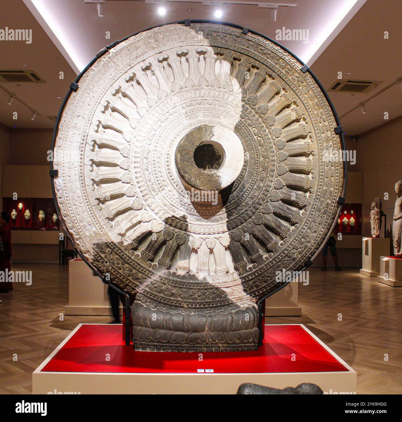 Bangkok, Thaïlande, Asie du Sud-est, Asie. Musée national de Bangkok. Roue Inscibed de la loi (Dhammachakra), CA 12ème - 13 siècle siècle bouddhiste. Dimensions : diamètre =200 cm. Excavé à Phra Pathom Chedi, province de Nakhon Pathom. Apporté au Musée national de Bangkok en 1928. Banque D'Images