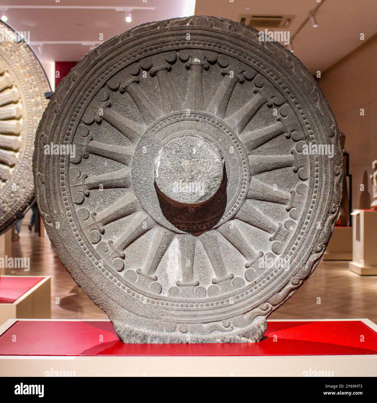 Bangkok, Thaïlande, Asie du Sud-est, Asie. Musée national de Bangkok. Roue de la loi inscrite (Dhammachakra), CA 7ème - 8ème siècle AD. Trouvé à Khao Yoi, province de Petchaburi. Banque D'Images Bangkok, Thaïlande, Asie du Sud-est, Asie. Musée national de Bangkok. Roue de la loi inscrite (Dhammachakra), CA 7ème - 8ème siècle AD. Trouvé à Khao Yoi, province de Petchaburi. Banque D'Images