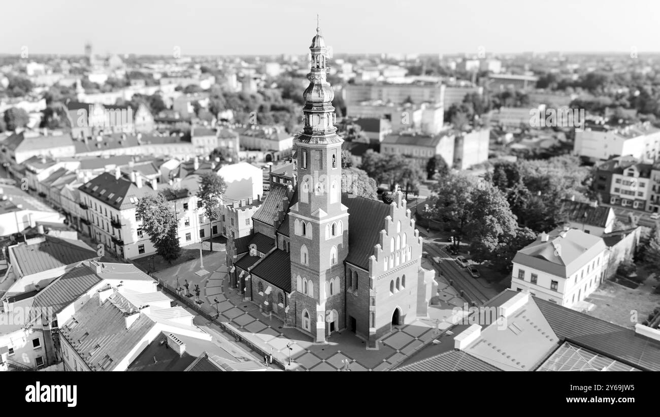 Une photographie aérienne en noir et blanc d'une église historique située dans le centre d'une ville polonaise L'image capture l'architecture environnante et th Banque D'Images