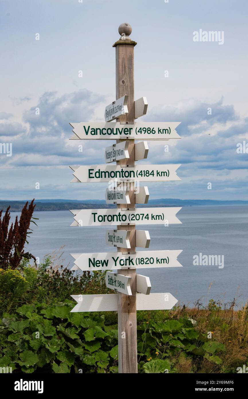 Panneaux directionnels vers diverses villes du phare de Green point à Port de grave, Terre-Neuve-et-Labrador, Canada Banque D'Images