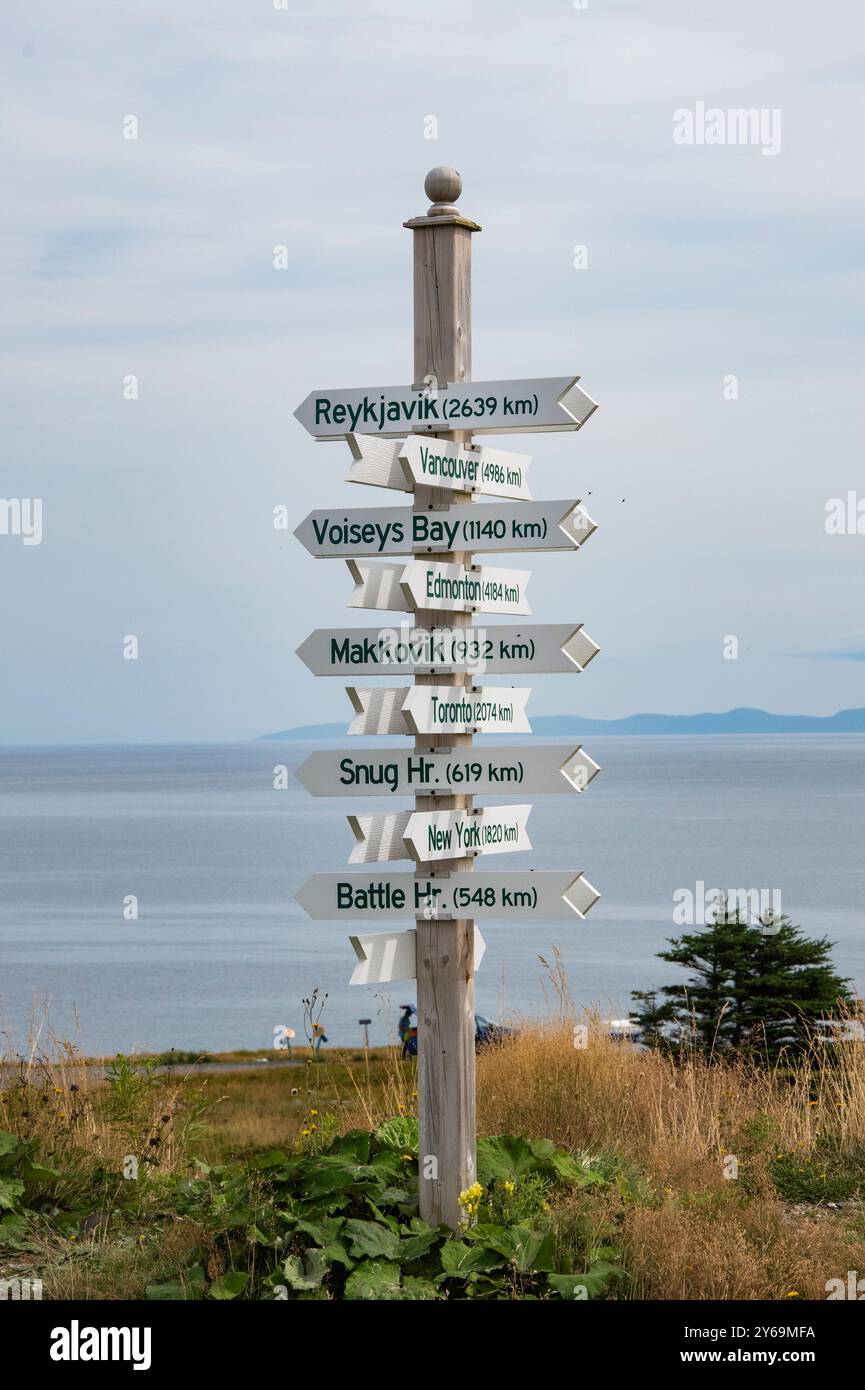 Panneaux directionnels vers diverses villes du phare de Green point à Port de grave, Terre-Neuve-et-Labrador, Canada Banque D'Images
