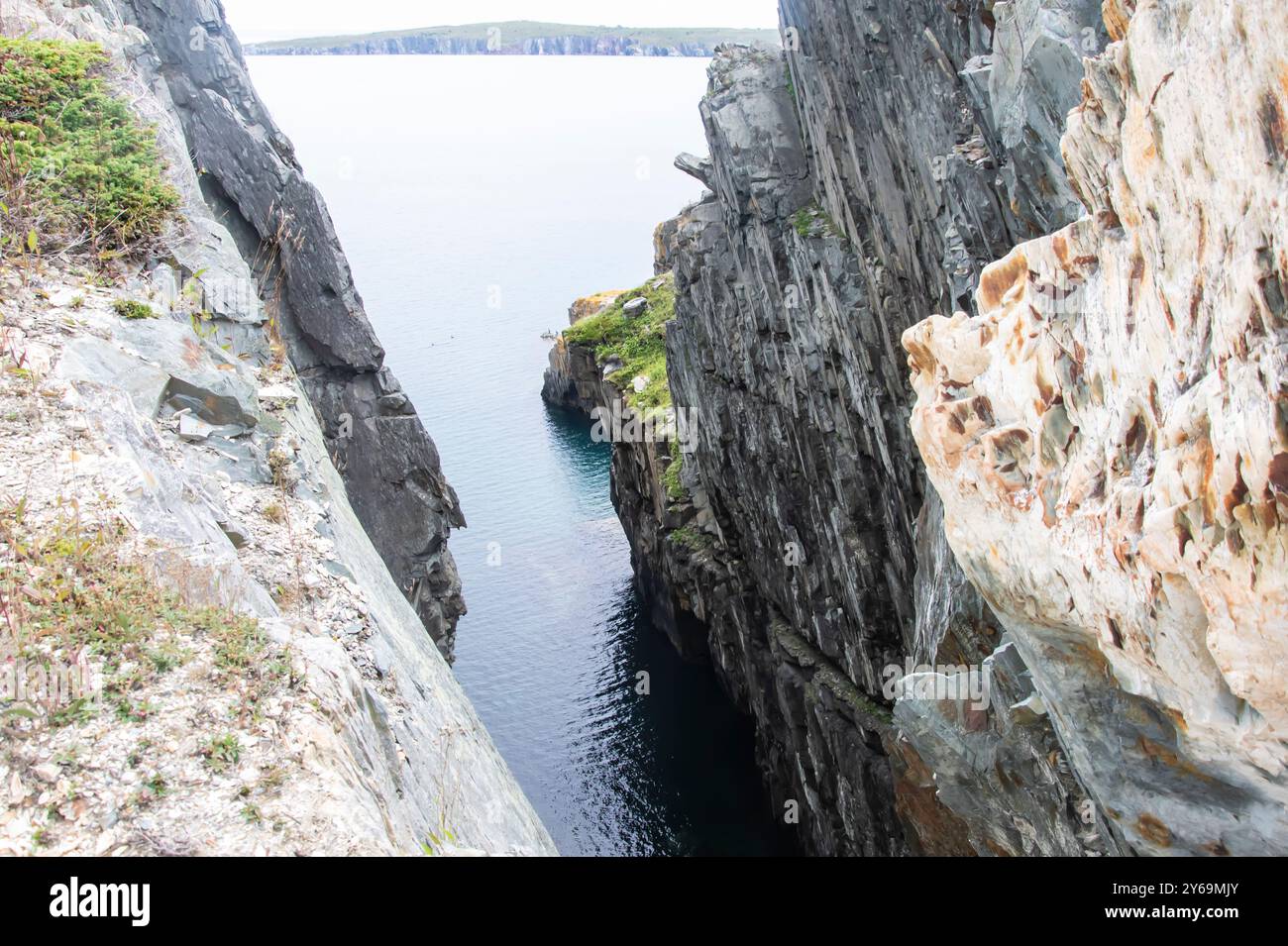 Trou sombre à Mad Rock à Bay Roberts, Terre-Neuve-et-Labrador, Canada Banque D'Images