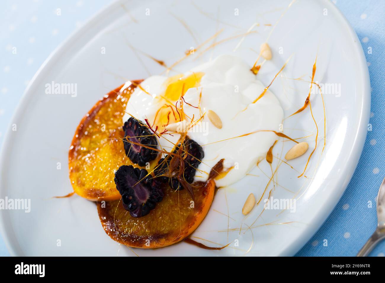 Dessert aux oranges caramélisées, yaourt, baies de fruits rouges Banque D'Images