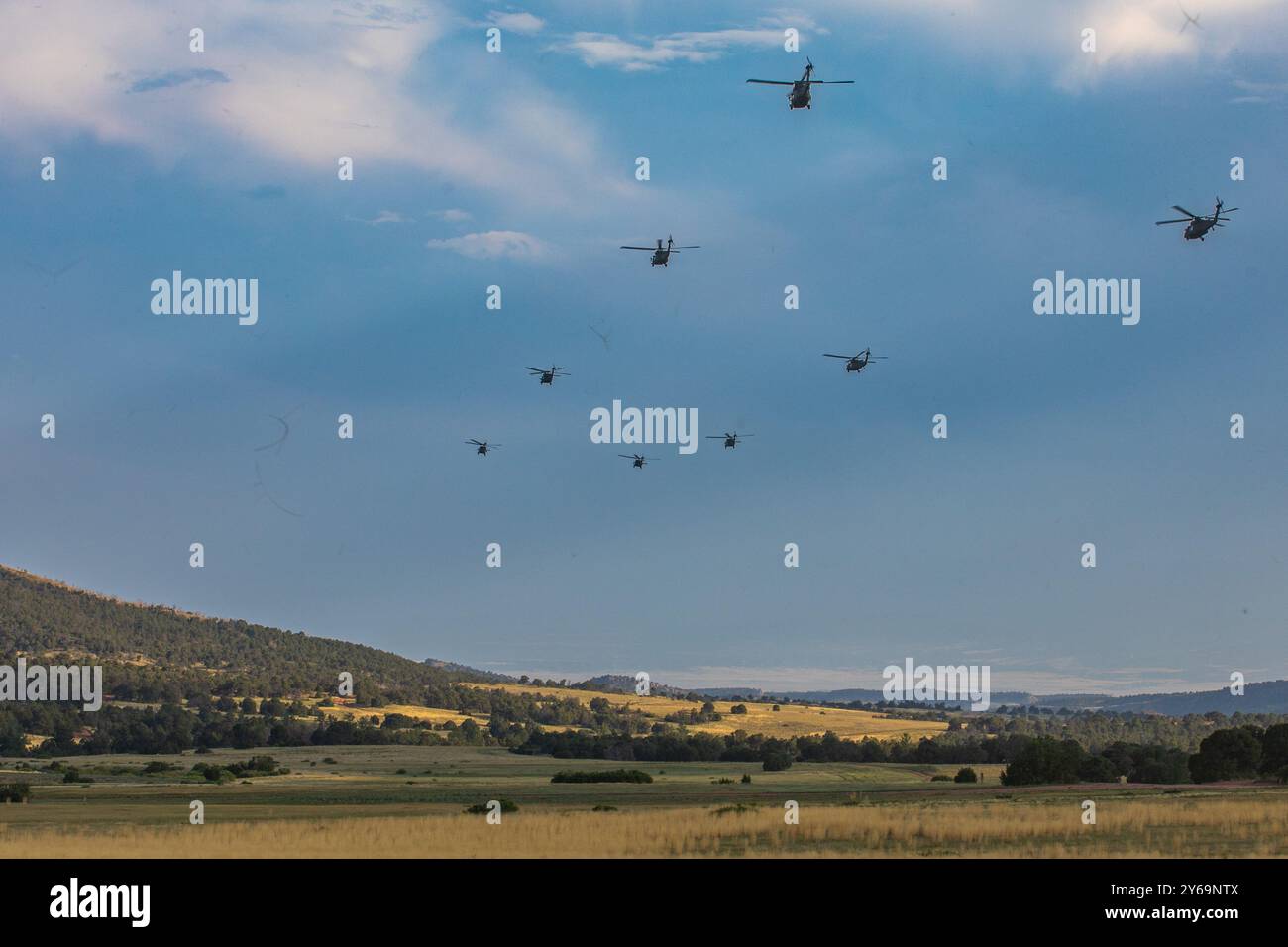 3rd Assault Helicopter Battalion, 4th Aviation Regiment, 4th combat Aviation Brigade, 4th Infantry Division continuent pour leur entraînement sur le terrain assigné en utilisant des mouvements militaires impliquant 16 UH-60 Blackhawks de Butts Army Airfield pour l'entraînement à Fort Carson, Colorado, le 1er août 2024. Le mouvement militaire a exercé une formation, un entretien et une préparation d'assurance aérienne pour les occasions de formation sur le terrain à venir. (Photo de l'armée américaine par le sergent Robert Spaulding) Banque D'Images