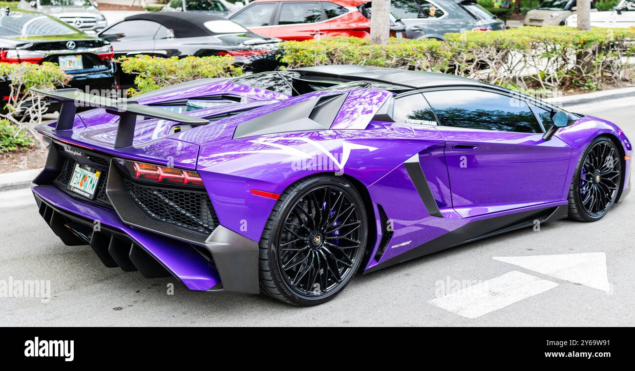 Miami Beach, Floride États-Unis - 8 juin 2024 : 2021 lamborghini Aventador SVJ Roadster à miami Beach. Lamborghini est un constructeur automobile italien de luxe. Puple Lamb Banque D'Images