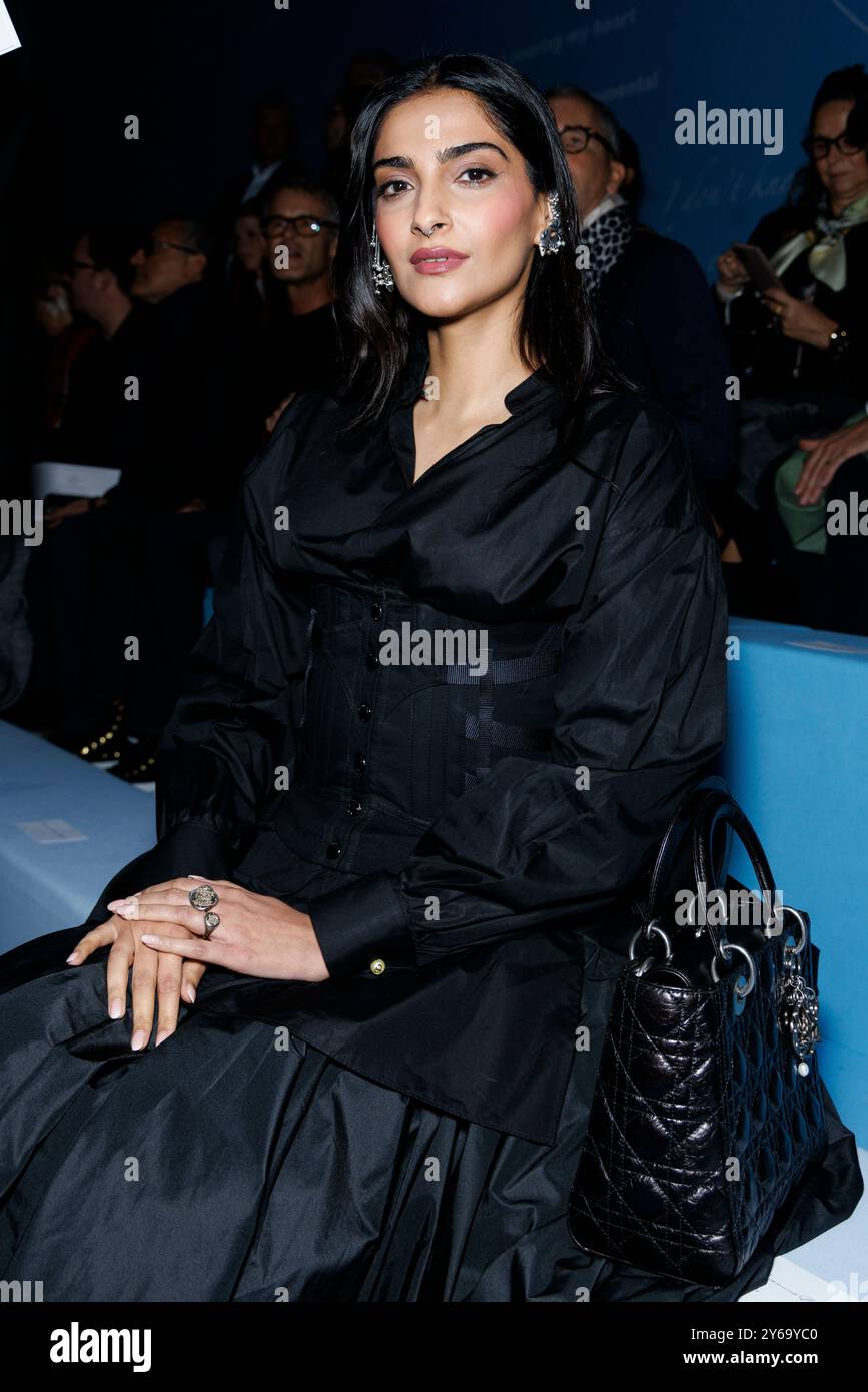 Paris, France. 24 septembre 2024. Sonam Kapoor assiste au défilé CHRISTIAN DIOR printemps/été 2025 lors de la Fashion week de Paris le 2024 septembre - Paris, France, 24/09/2024 crédit : dpa/Alamy Live News Banque D'Images