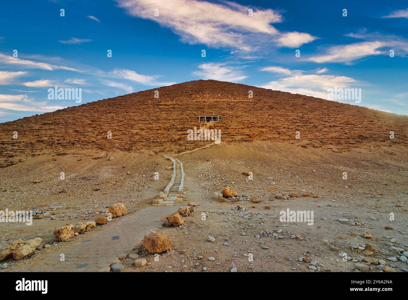 Red Pyramid à Dahchour est la première vraie pyramide construite par le grand pharoah Snefuru de la IVe dynastie vers 2575 av. j.-c., avec un escalier menant à l'entrée au Caire, en Égypte Banque D'Images