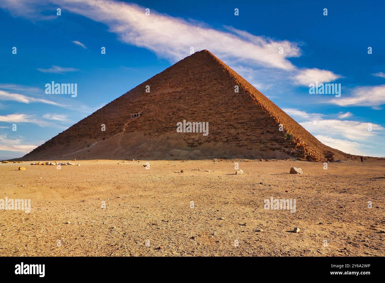 Red Pyramid est l'une des plus grandes réalisations dans la construction de pyramides comme une première vraie pyramide par le Pharoah Snefuru, vu ici dominant le paysage désertique près de Dahchour au Caire, Egypte Banque D'Images
