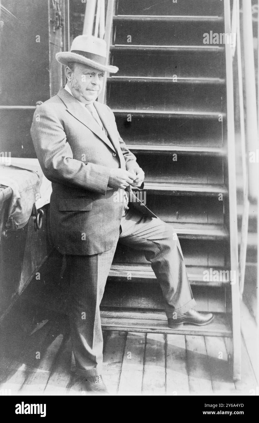 Août Busch / photo. ., August Busch, portrait en pied, debout sur le bureau du navire (?), face à droite., 1925, Busch, August A., (August Anheuser), 1865-1934, photographique. Tirages, 1920-1930., Portrait Photographs, 1920-1930., Portrait Photographs, 1920-1930, photographique. Tirages, 1920-1930, George Grantham ., No 6429-13., 1 photographique. imprimer. Banque D'Images