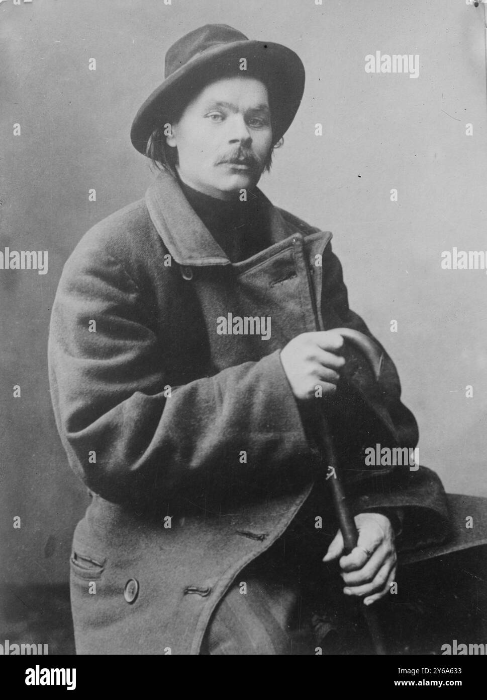 Maxim Gorky, assis avec un manteau épais, 2/7/10, négatifs en verre, 1 négatif : verre ; 5 x 7 po. ou plus petit. Banque D'Images