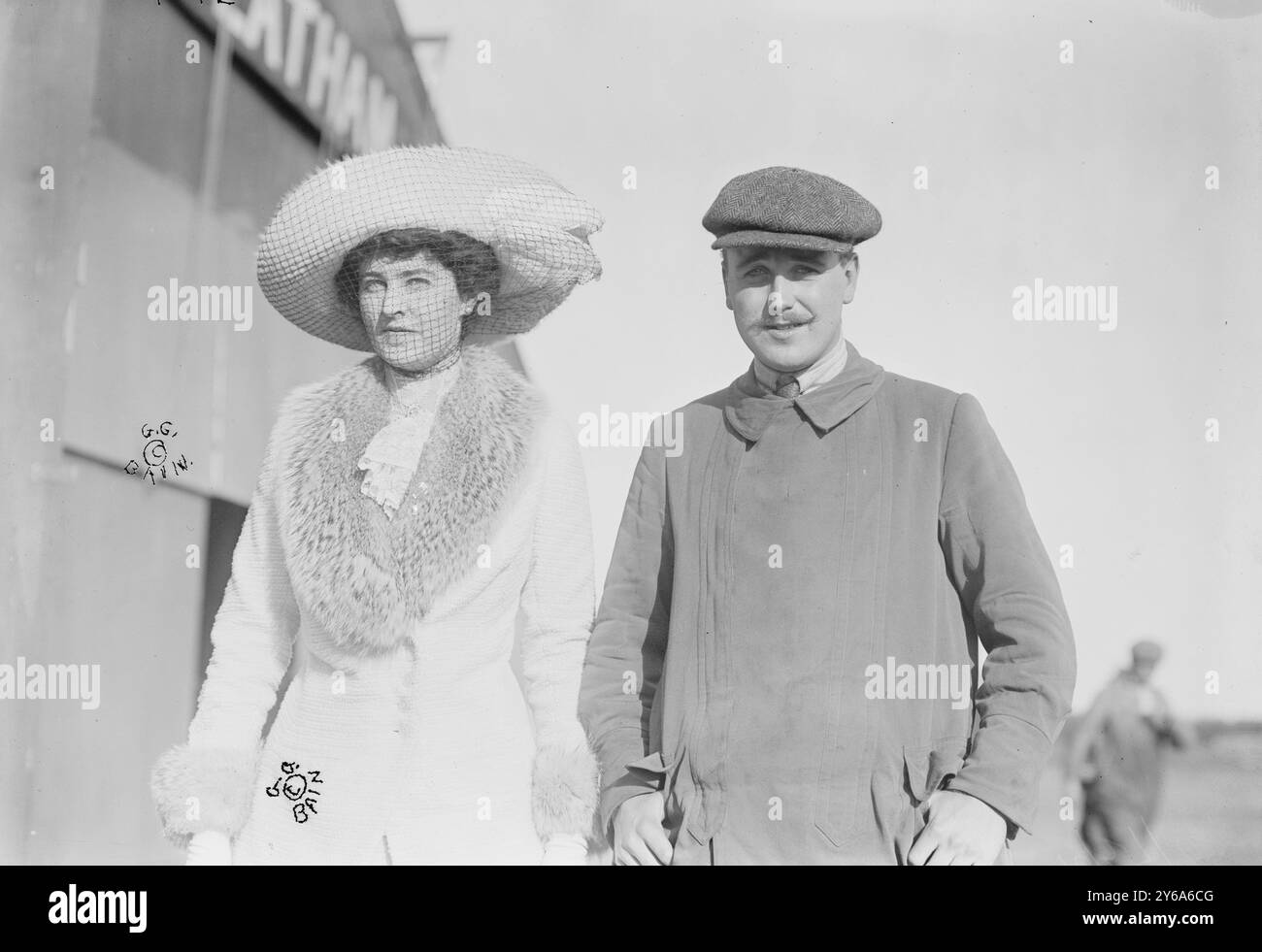 MRS Craig Biddle et J.A. Armstrong Walking Together, 1910, négatifs en verre, 1 négatif : verre ; 5 x 7 po. ou plus petit. Banque D'Images