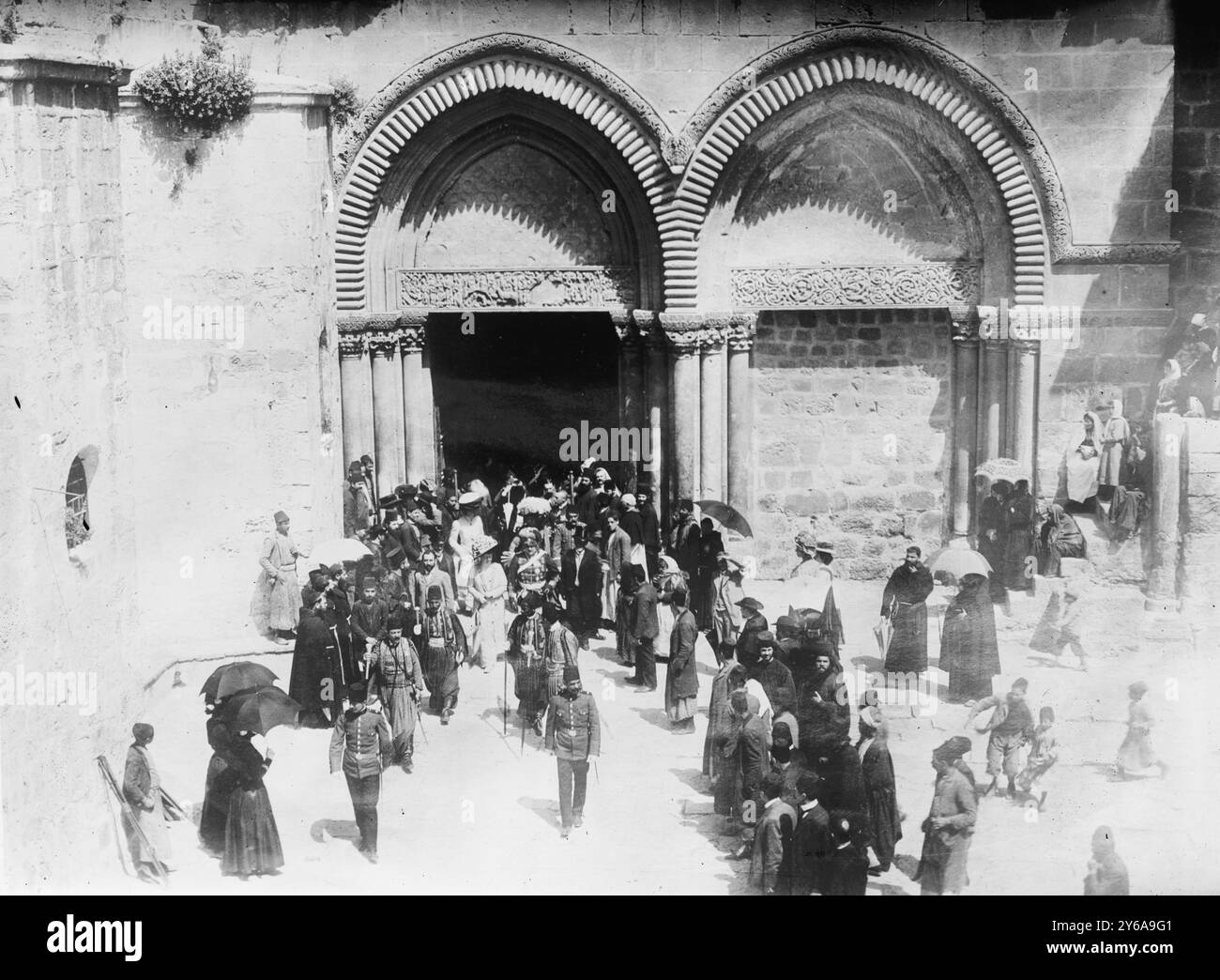 Prince Eitel Friedrich & Wife quittant l'église du Saint-Sépulcre, Jérusalem, Jérusalem, négatifs en verre, 1 négatif : verre; 5 x 7 pouces ou plus petit. Banque D'Images