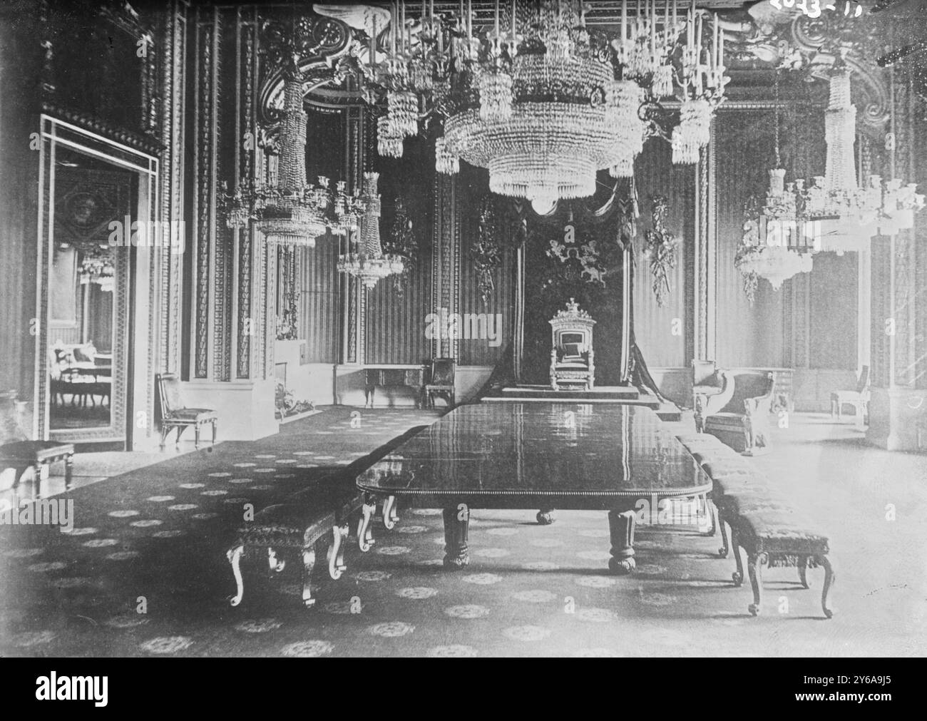 Salle du trône, Buckingham Palace, négatifs en verre, 1 négatif : verre ; 5 x 7 po. ou plus petit. Banque D'Images
