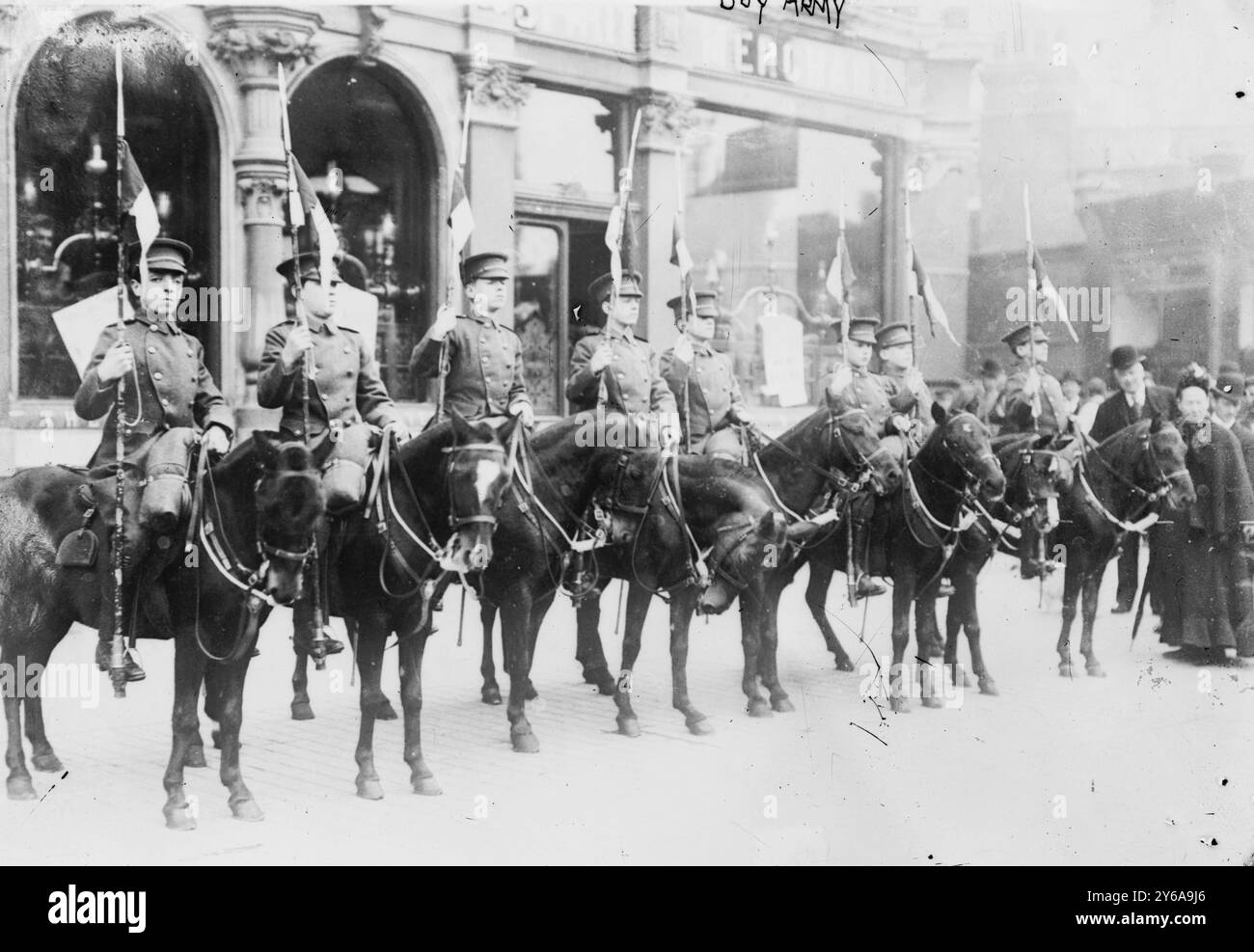 Boy Army- Boy Scouts, Londres. Sept garçons, en uniforme, tous montés à cheval., Londres, négatifs en verre, 1 négatif : verre ; 5 x 7 po. ou plus petit. Banque D'Images