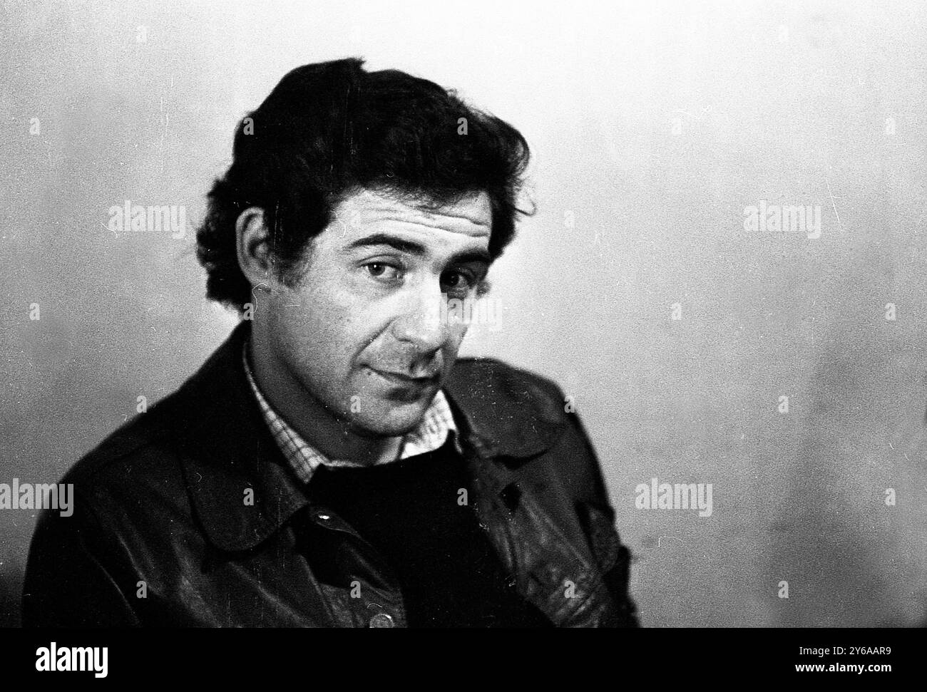 Le cinéaste argentin Ricardo Wullicher prononce un discours sur "Quebracho", son dernier film, Santa Fe, Argentine, le 17 juin, 1974. Banque D'Images