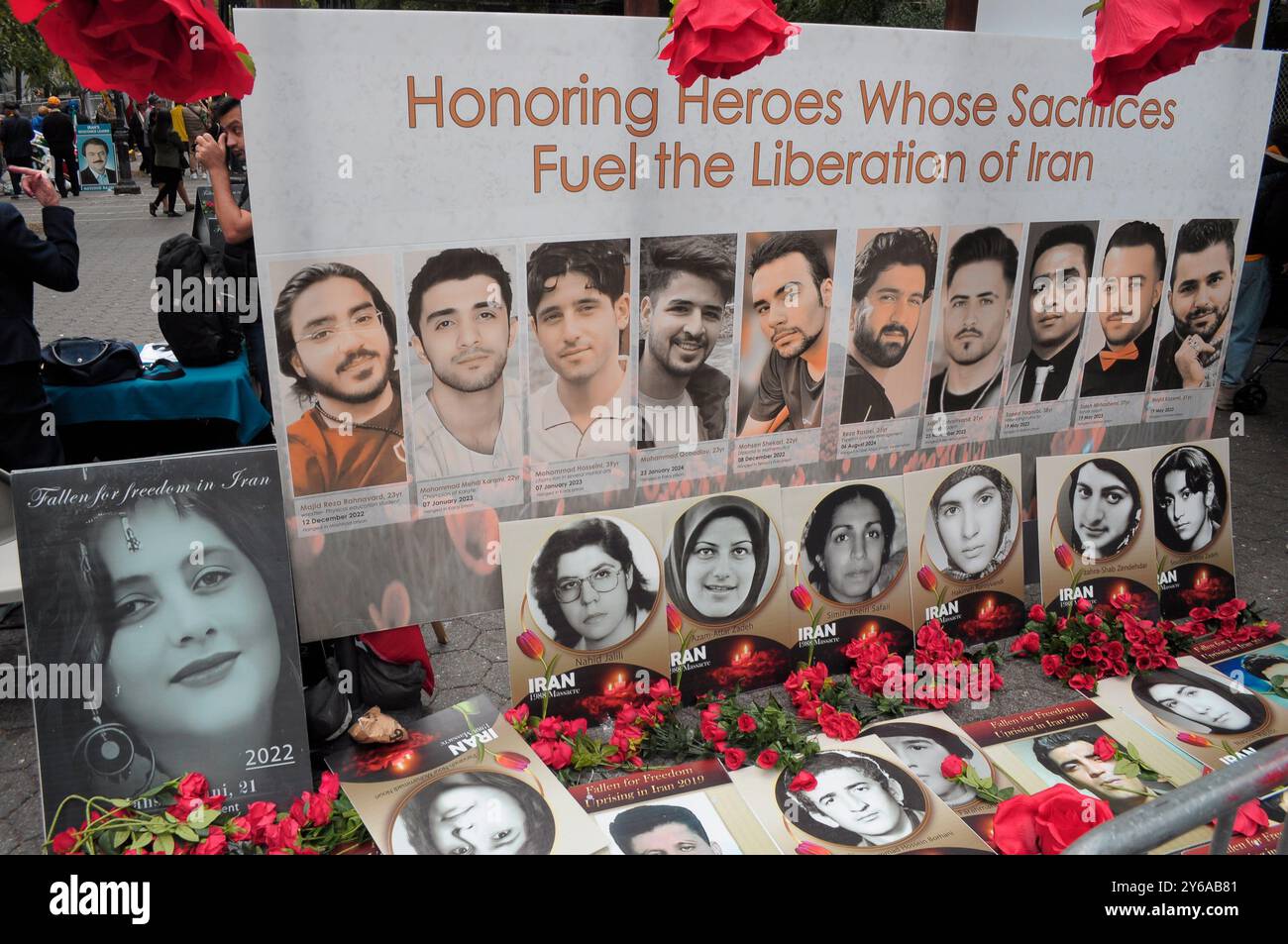 New York, États-Unis. 24 septembre 2024. Des photos de personnes selon lesquelles des manifestants anti-gouvernement iranien ont été tués par le gouvernement iranien sont vues sur la place Dag Hammarskjold à Manhattan. Les manifestants opposés à l'État iranien se sont rassemblés devant le bâtiment des Nations Unies lors de la réunion annuelle des dirigeants mondiaux lors de la 79e session de l'Assemblée générale des Nations Unies. Les manifestants ont condamné le gouvernement iranien pour violations des droits humains. La manifestation a eu lieu le jour où le président iranien, Masoud Pezeshkian, devait prendre la parole devant les Nations Unies. Crédit : SOPA images Limited/Alamy Live New Banque D'Images