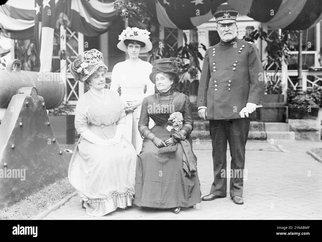 MRS F.D. Grant ; MRS Francis M. Gibson ; MRS U.S. Grant III ; Gen. F.D. Grant, photo montre le général Frederick dent Grant, commandant à Governors Island, avec sa femme (Ida Marie Honorıe Grant), MRS U.S. Grant III (Edith Root) et MRS Francis Marion Gibson. L'événement est probablement la fête annuelle sur la pelouse parrainée par l'Army relief Society, qui a recueilli de l'argent pour les veuves et les orphelins des officiers et des hommes enrôlés de l'armée régulière., 1911 mai 25, négatifs en verre, 1 négatif : verre ; 5 x 7 po. ou plus petit. Banque D'Images