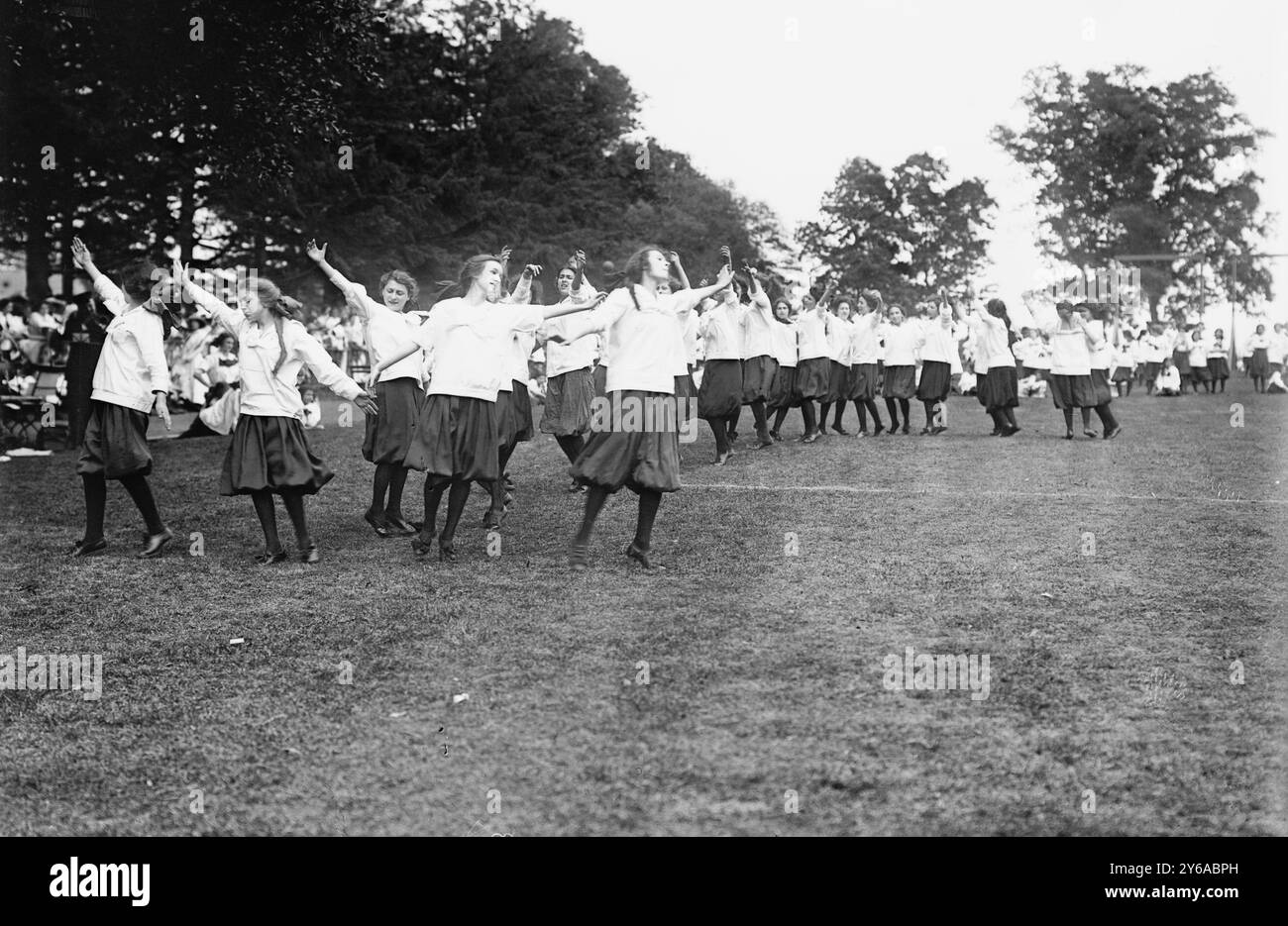 Krakoviak Dance, Bronx Park, 1911, photographie montrant des filles des Washington Irving High Schools, New York City, faisant une danse Krakowiak de Cracovie, Pologne, au MidSummer Day Festival qui a eu lieu au Pelham Bay Park dans le Bronx le 23 juin 1911., 1911 juin 23, négatifs verre, 1 négatif : verre; 5 x 7 pouces ou plus petit. Banque D'Images