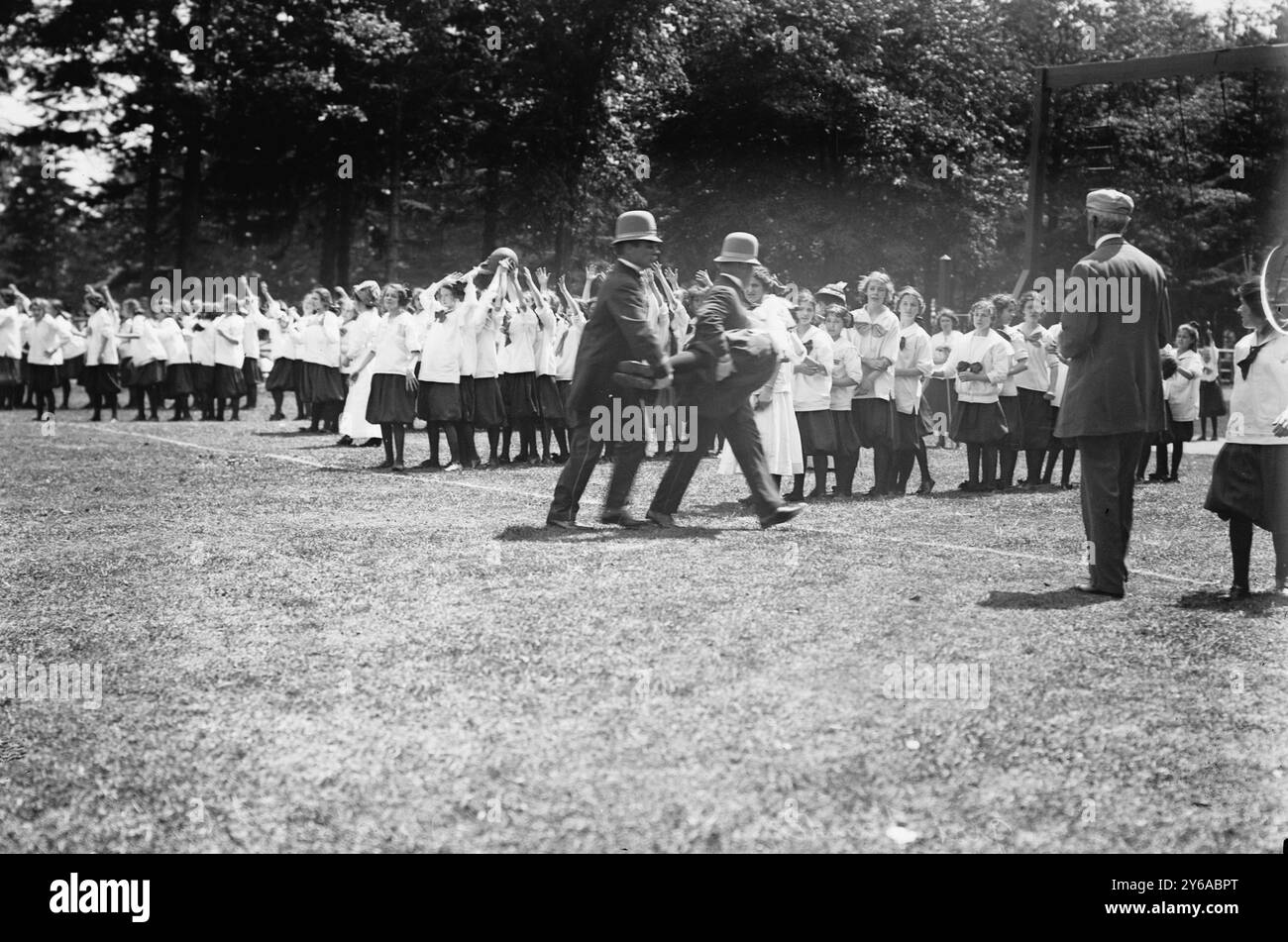 Réalisant une fille qui s'est évanouie, passer le relais de balle, photographie montre des filles des écoles secondaires Washington Irving, New York, assistant à un festival de la journée d'été qui a eu lieu à Pelham Bay Park dans le Bronx le 23 juin 1911., 1911 juin 23, enfants, négatifs en verre, 1 négatif : verre ; ou plus petit. Banque D'Images