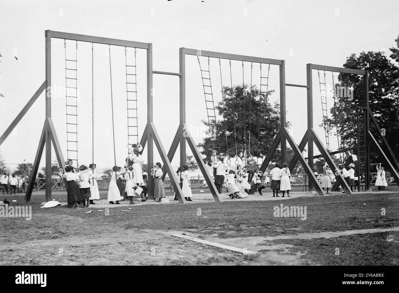 Anneaux et bâtons, Bronx Park, photographie montrant des enfants jouant sur de l'équipement, y compris probablement des filles des Washington Irving High Schools New York City, qui assistaient à un festival de la journée d'été tenu au Pelham Bay Park dans le Bronx le 23 juin 1911., 1911 juin 23, négatifs en verre, 1 négatif : verre; 5 x 7 pouces ou plus petit. Banque D'Images