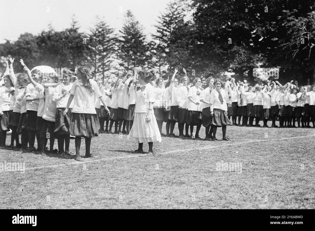 Relais Pass ball, Pelham Bay Park, photographie montrant des filles des Washington Irving High Schools, New York City, assistant à un festival de la journée d'été qui a eu lieu au Pelham Bay Park dans le Bronx le 23 juin 1911., 1911 juin 23, enfants, négatifs en verre, 1 négatif : verre ; ou plus petit. Banque D'Images