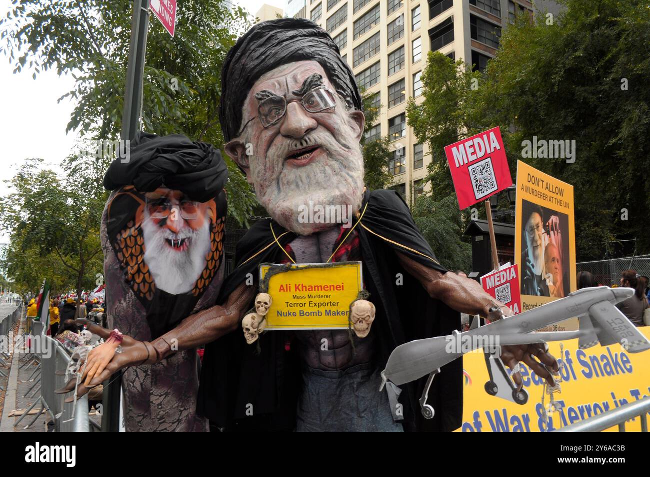 Une marionnette du chef suprême iranien, l'ayatollah Ali Khamenei, est vue lors d'un rassemblement gouvernemental anti-iranien sur la place Dag Hammarskjold en dehors de la 79e session de l'Assemblée générale des Nations Unies. Les manifestants opposés à l'État iranien se sont rassemblés devant le bâtiment des Nations Unies lors de la réunion annuelle des dirigeants mondiaux lors de la 79e session de l'Assemblée générale des Nations Unies. Les manifestants ont condamné le gouvernement iranien pour violations des droits humains. La manifestation a eu lieu le jour où le président iranien, Masoud Pezeshkian, devait prendre la parole devant les Nations Unies. (Photo de Jimin Kim/SOPA Banque D'Images