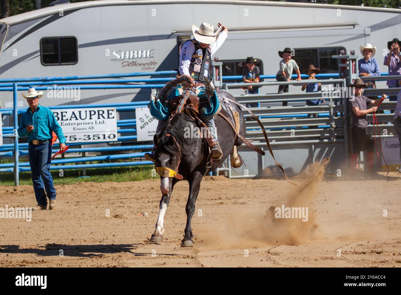 Bronc à cheval à un rodéo local Banque D'Images