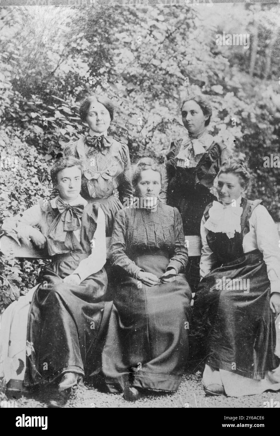 Mme Curie et quatre étudiants, la photographie montre la physicienne, chimiste et lauréate du prix Nobel Marie Curie (1867-1934)., entre environ 1910 et environ 1915, négatifs en verre, 1 négatif : verre ; 5 x 7 po. ou plus petit. Banque D'Images