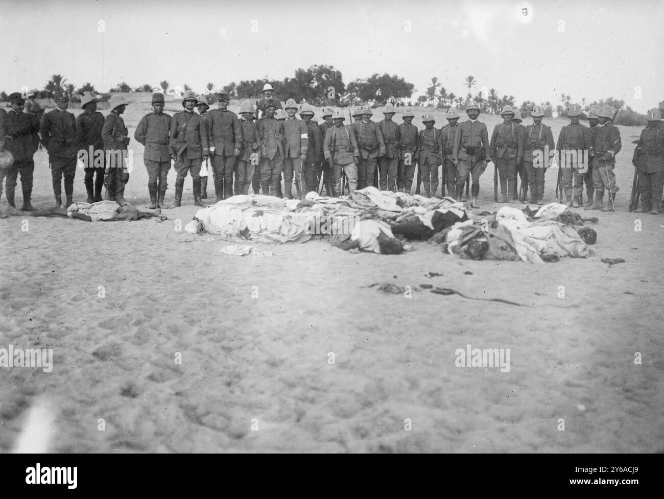 Tripoli - morts rebelles arabes, photographie montre des soldats italiens rassemblés autour des cadavres des Arabes pendant la guerre turco-italienne (guerre italo-turque) qui a eu lieu entre septembre 1911 et octobre 1912., 1911 ou 1912, Tripoli, négatifs en verre, 1 négatif : verre; 5 x 7 pouces ou plus petit. Banque D'Images