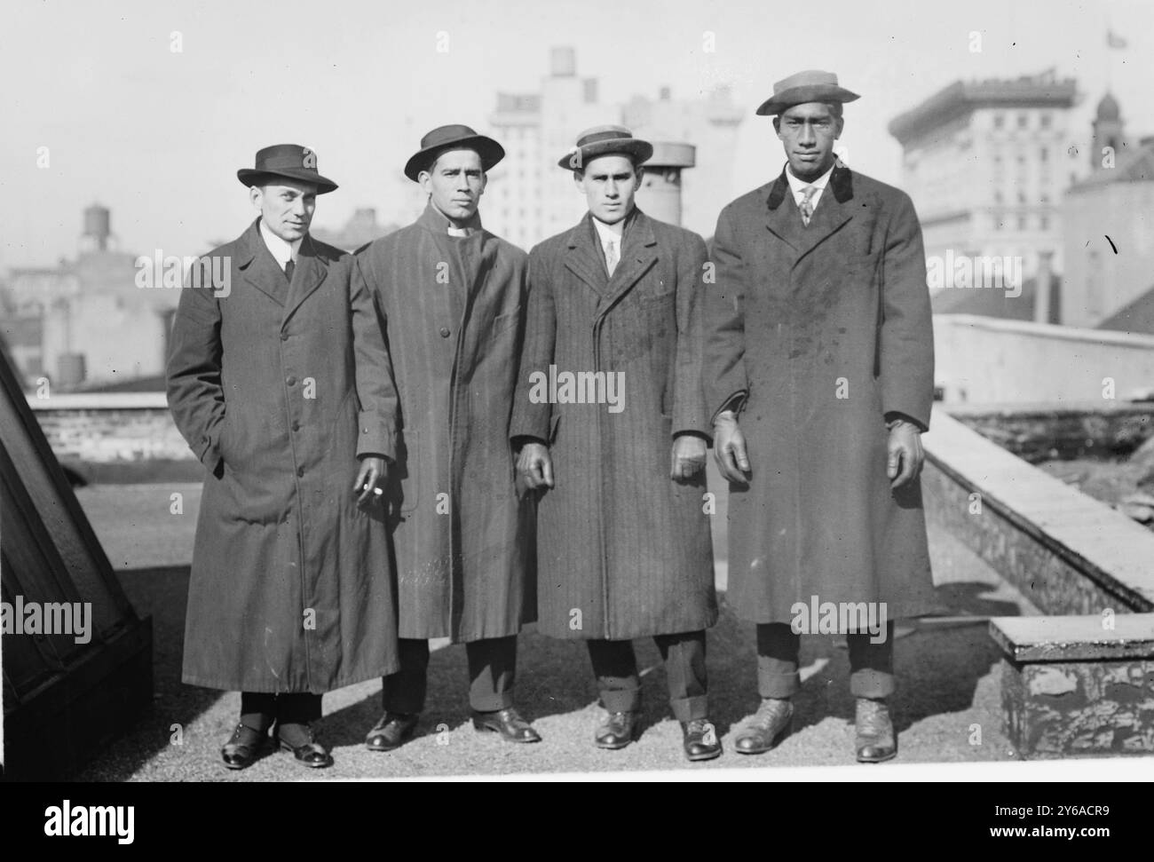 Lew G. Henderson ; Vincent Genoves ; E.K. Miller ; et Duke P. Kahanamoku, la photographie montre le nageur et surfeur hawaïen Duke Paoa Kahinu Mokoe Hulikohola Kahanamoku (1890-1968) et le nageur Vincent 'Zen' Genoves avec leur manager, Lew Henderson et E.K. 'Dude' Miller. Les nageurs hawaïens sont venus à New York pour les essais olympiques en 1912., 1912, négatifs en verre, 1 négatif : verre ; 5 x 7 po. ou plus petit. Banque D'Images