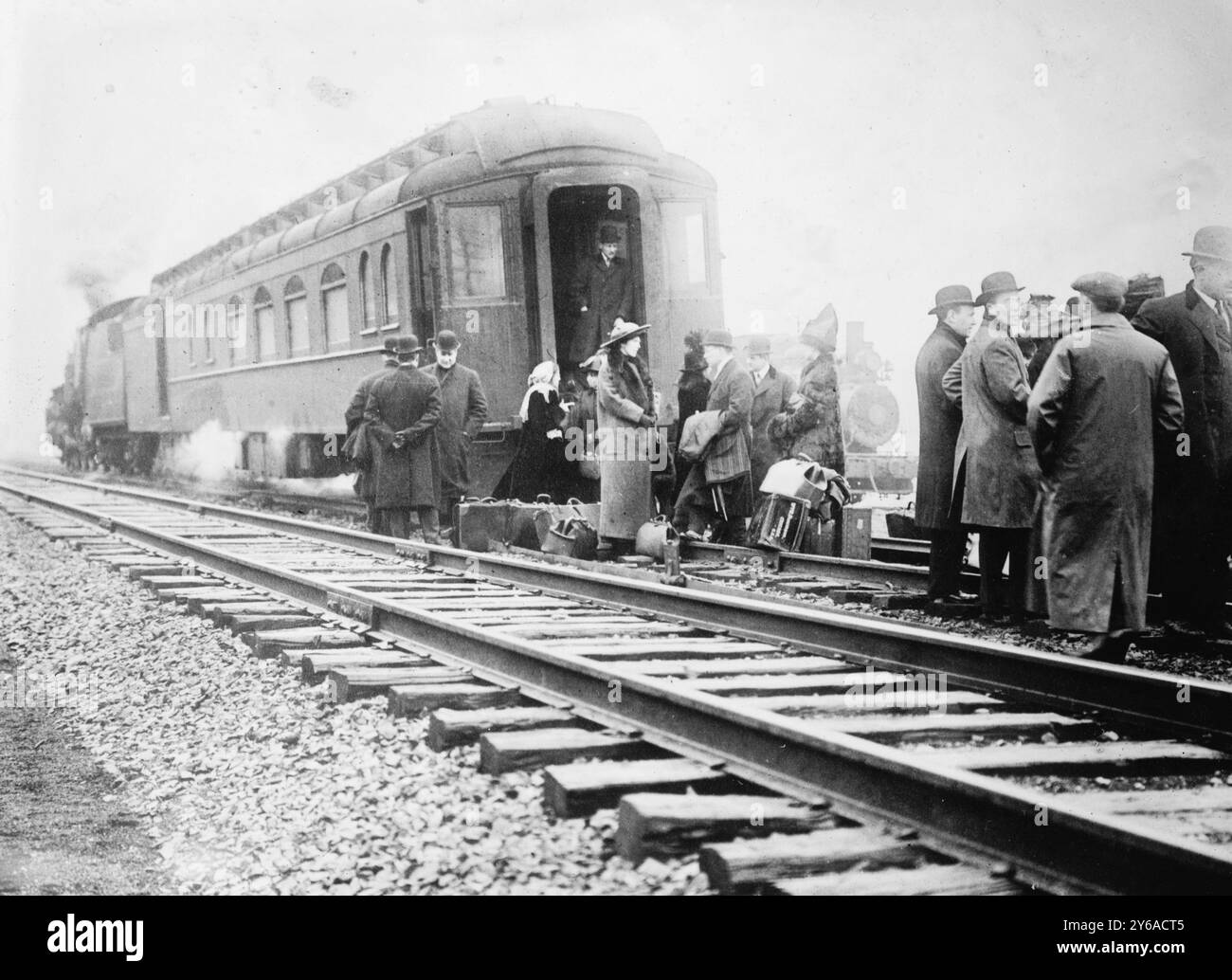 Restes d'un train accidenté du « 20th C. », photographie montrant des passagers et des membres de l'équipage à l'extérieur de l'un des wagons du Twentieth Century Limited à Hyde Park, New York, après qu'il a déraillé accidentellement à cause de sa grande vitesse le 13 mars 1912., 1912 mars, négatifs en verre, 1 négatif : verre; 5 x 7 pouces ou plus petit. Banque D'Images