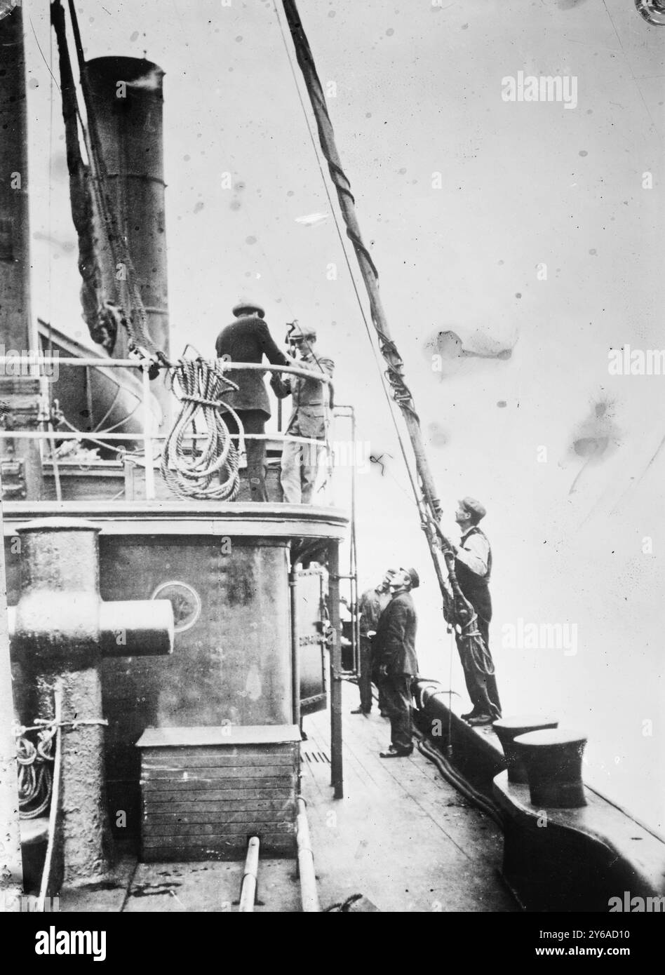 Remorqueur en route pour rencontrer CARPATHIA, photo liée à la catastrophe du RMS TITANIC, qui a frappé un iceberg en avril 1912 et a coulé, tuant plus de 1 500 personnes., 1912 avril, négatifs en verre, 1 négatif : verre ; 5 x 7 po. ou plus petit. Banque D'Images
