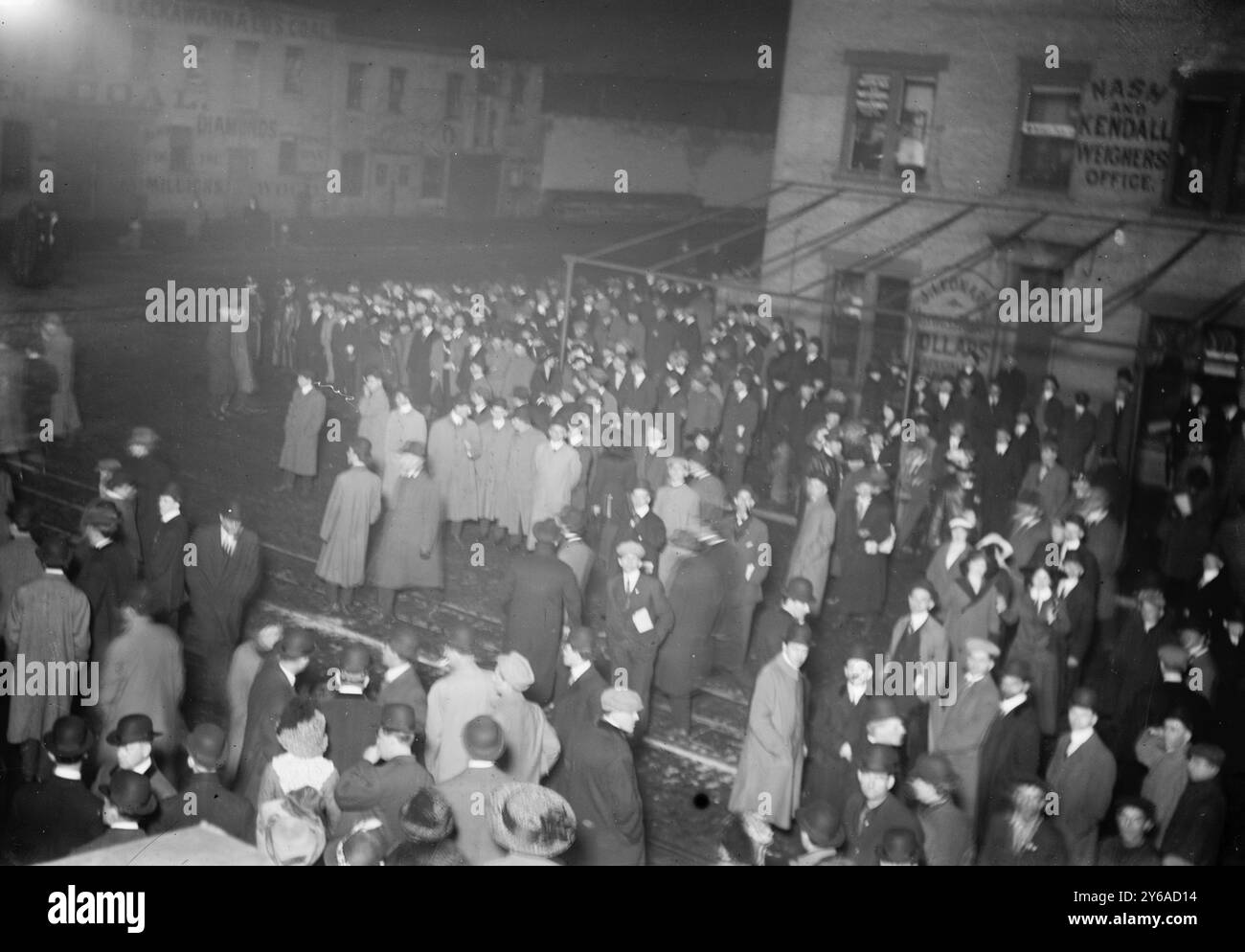 Foule en attente des survivants DU TITANIC, photo liée à la catastrophe du RMS TITANIC, qui a frappé un iceberg en avril 1912 et a coulé, tuant plus de 1 500 personnes., 1912 avril, négatifs en verre, 1 négatif : verre ; 5 x 7 po. ou plus petit. Banque D'Images