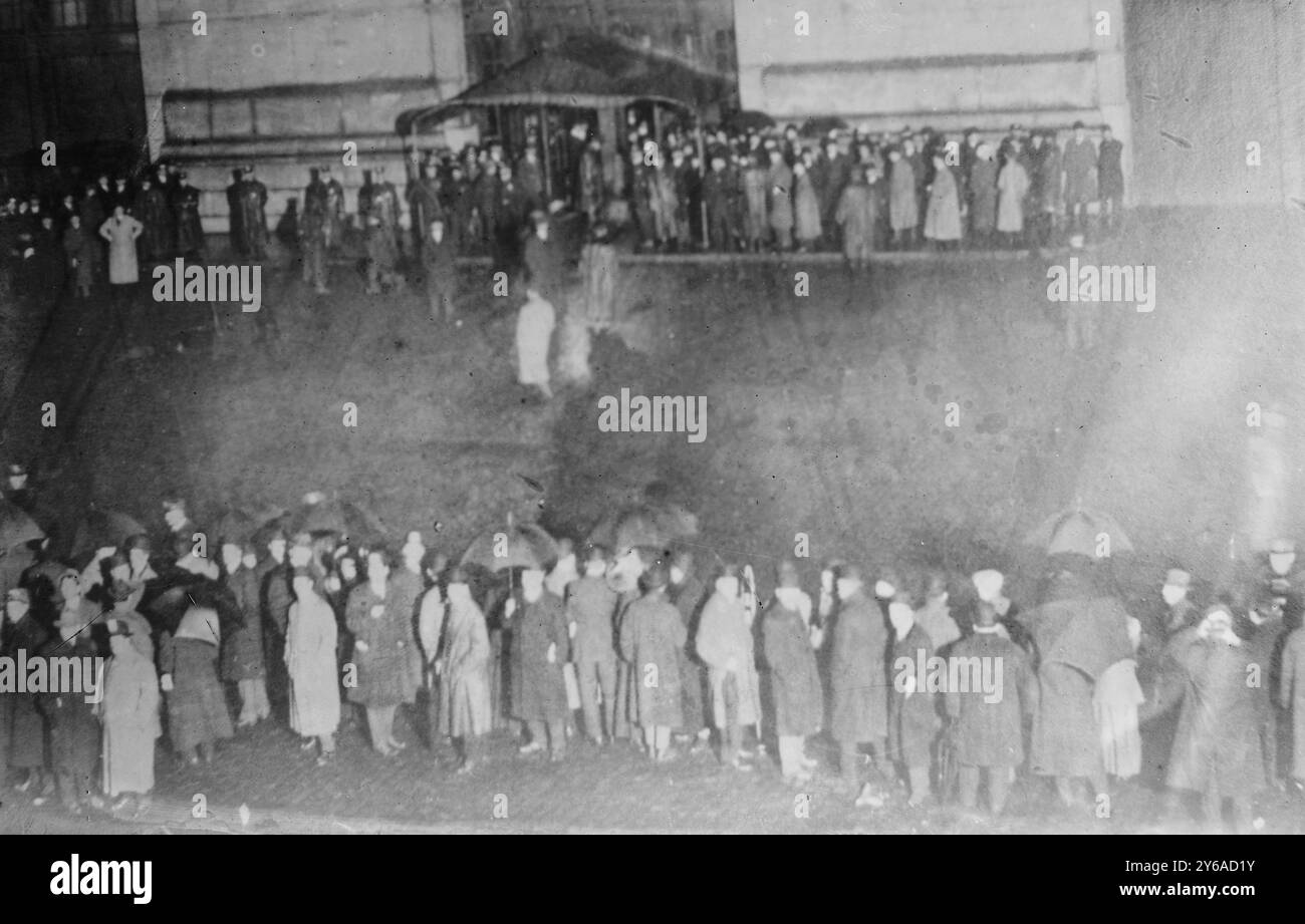 Foule en attente de survivants de CARPATHIE, photo liée à la catastrophe du RMS TITANIC, qui a frappé un iceberg en avril 1912 et a coulé, tuant plus de 1 500 personnes., 1912 avril, négatifs en verre, 1 négatif : verre ; 5 x 7 po. ou plus petit. Banque D'Images