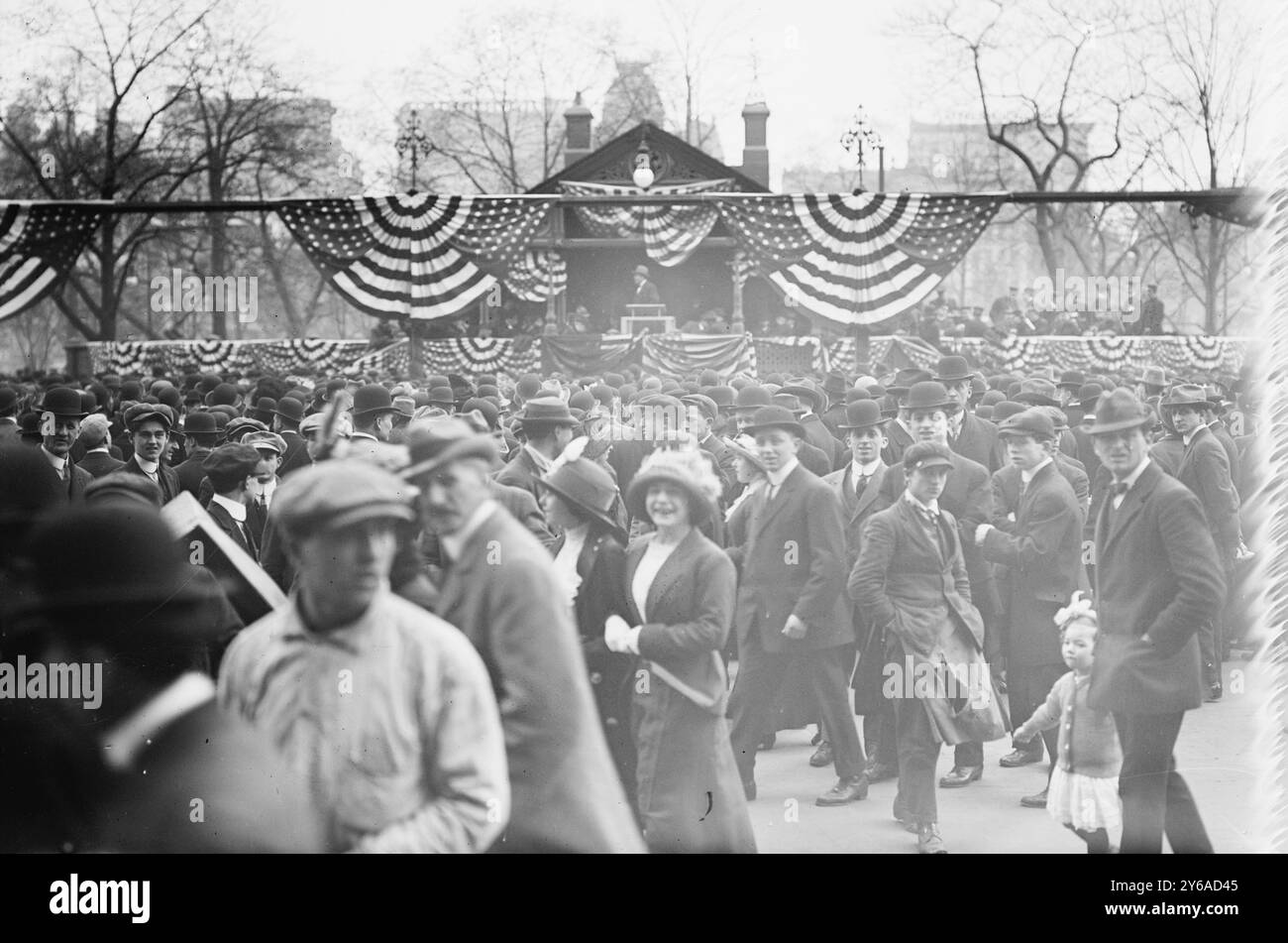 Foule écoutant Bryan Speaking - Union Sq., photo montre des gens écoutant le politicien américain William Jennings Bryan (1860-1925), Union Square, New York City., 1912 avril 20, Glass négatifs, 1 négatif : verre ; ou plus petit. Banque D'Images