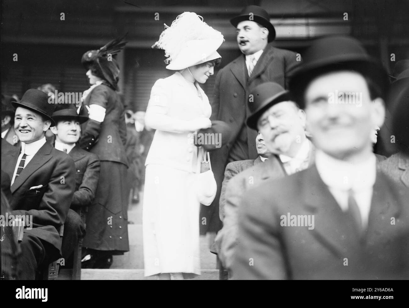 Chorus Girl au TITANIC Benefit, photo montre la foule à un match de baseball pour amasser des fonds pour les survivants du RMS Titanic, Polo Grounds, New York City., 1912 avril 21, Glass Negatives, 1 négatif : verre ; ou plus petit. Banque D'Images